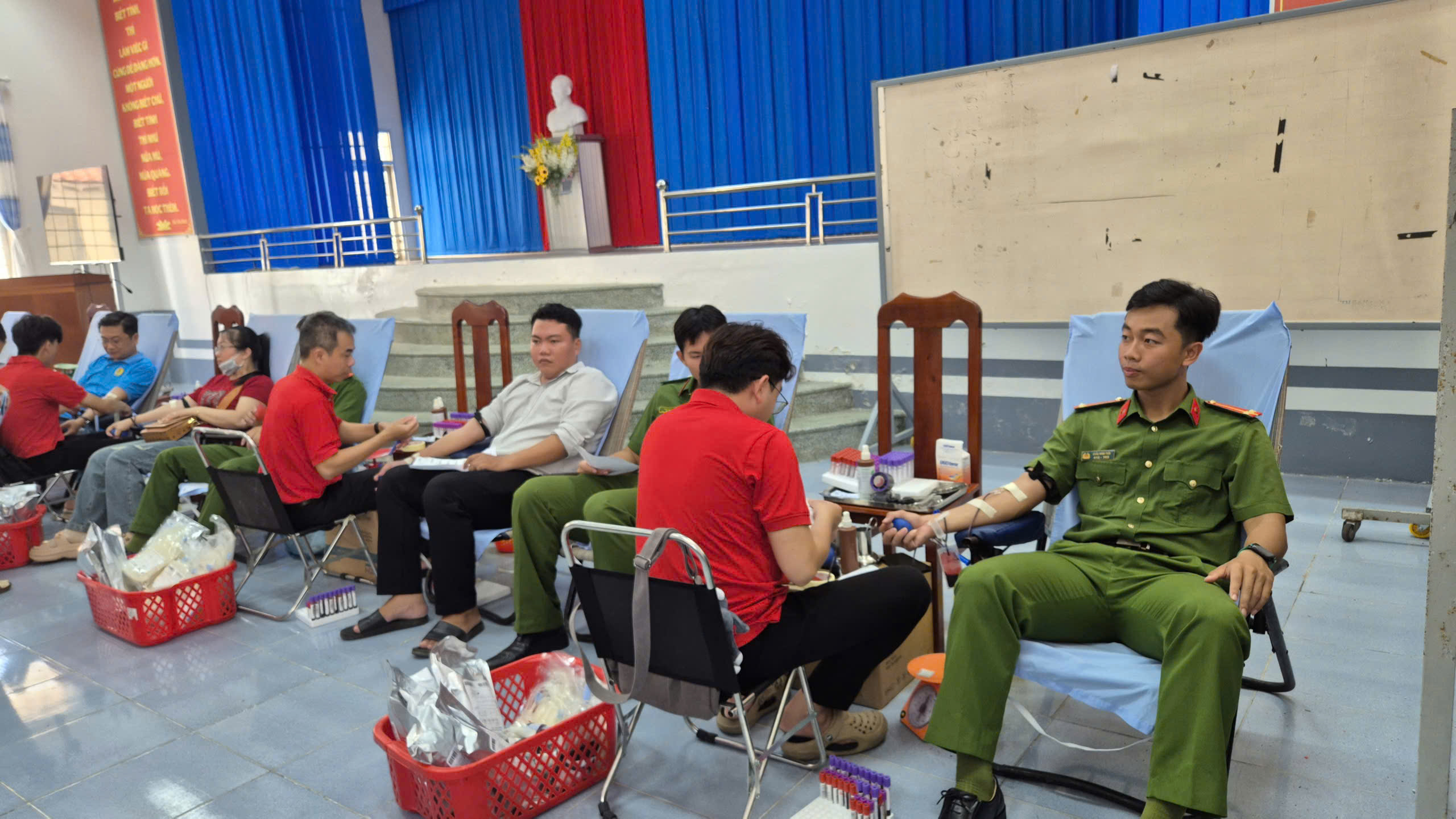 Đoàn viên tiến hành lấy máu