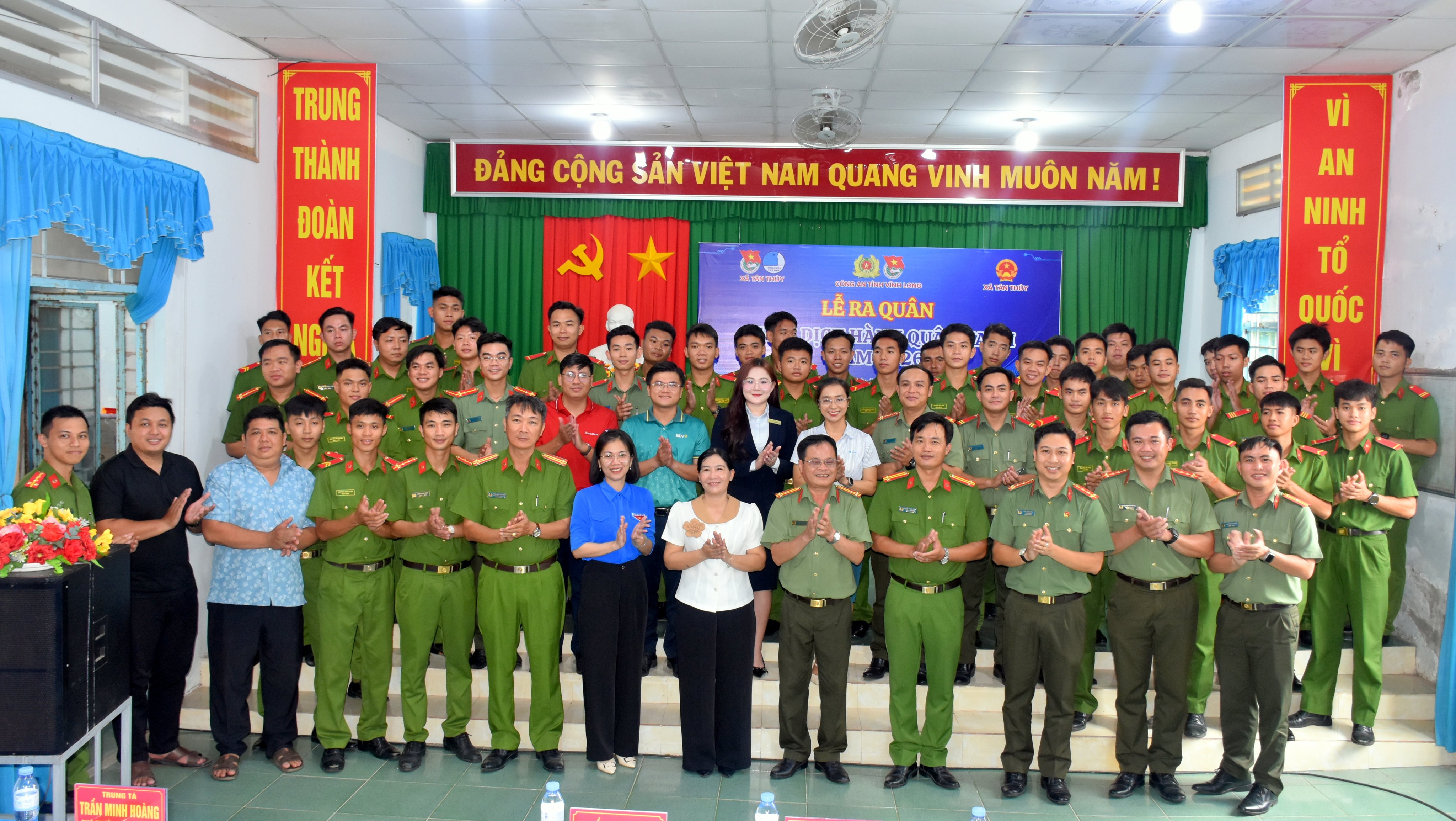 Đội hình hành quân xanh chụp ảnh lư niệm cùng chính quyền địa phương
