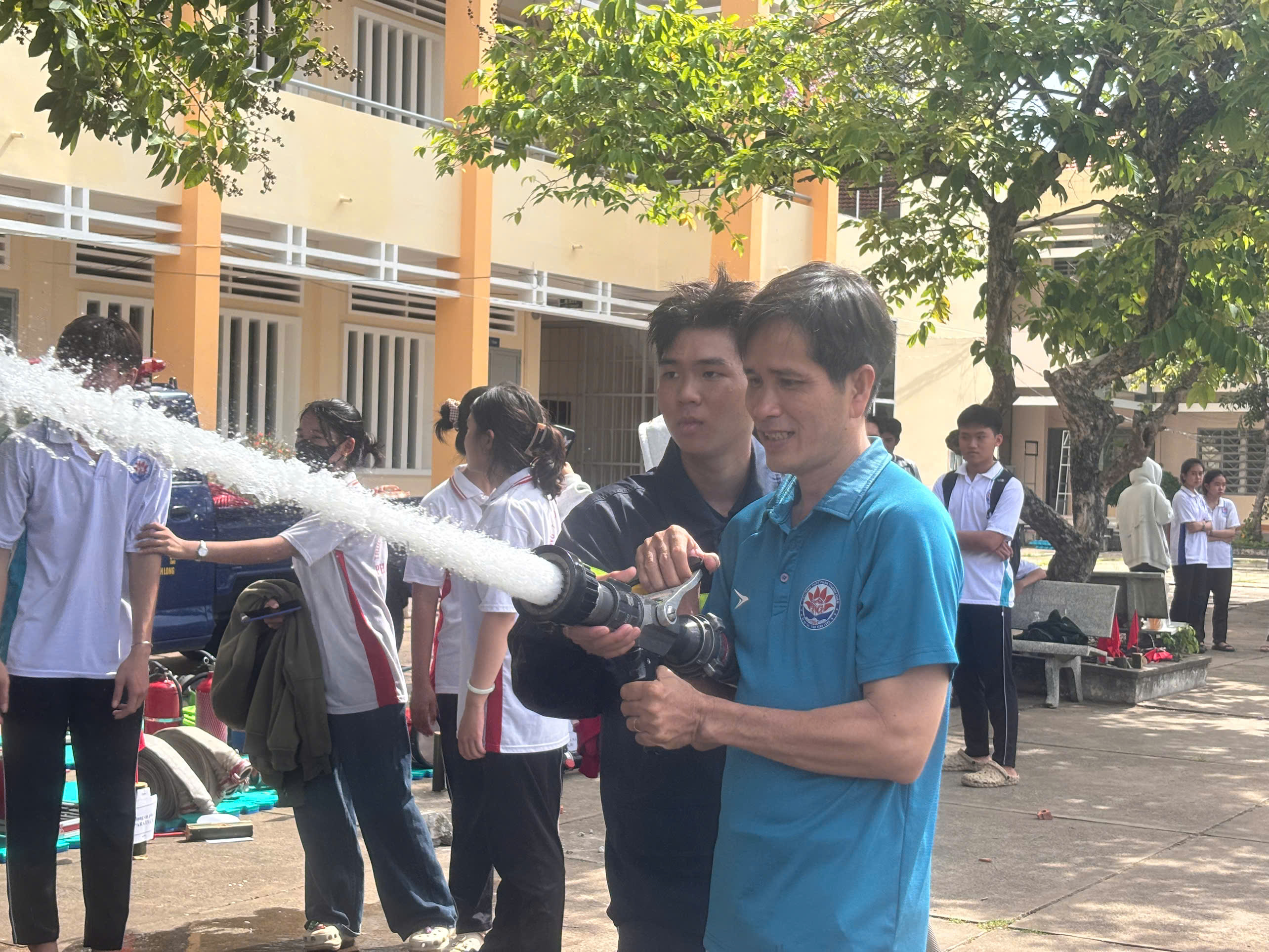 Đội PCCC và CNCH cơ sở trường thực hành phun nước tiêu điểm
