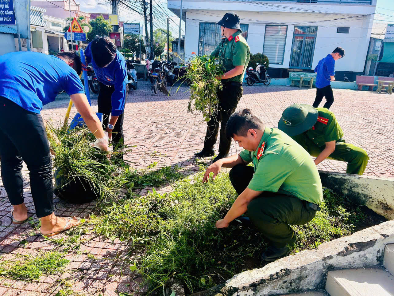 Dọn dẹp cảnh quang khu vực xung quanh nhà bia 2