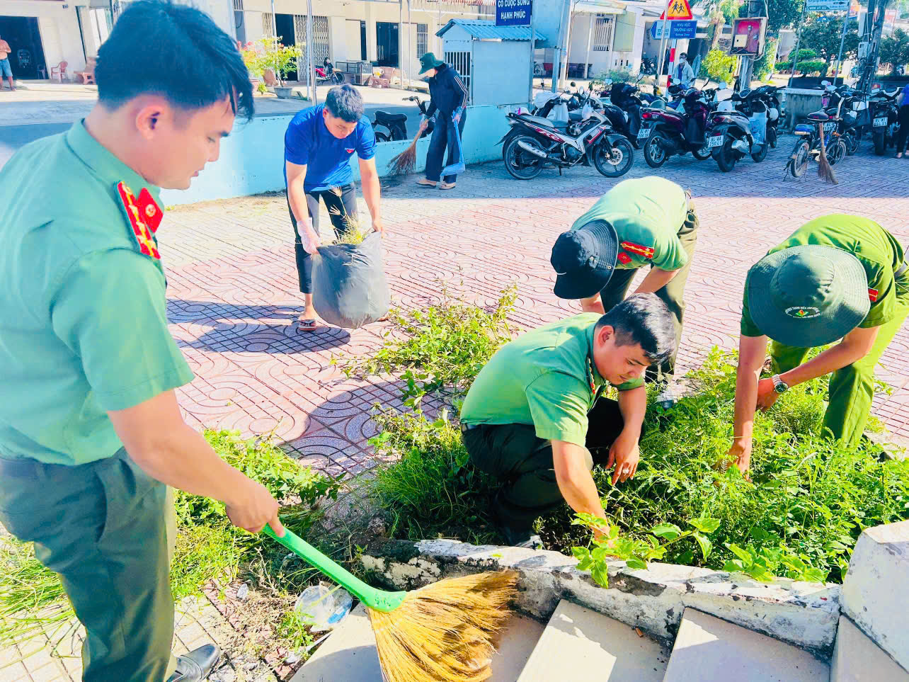 Dọn dẹp cảnh quang khu vực xung quanh nhà bia