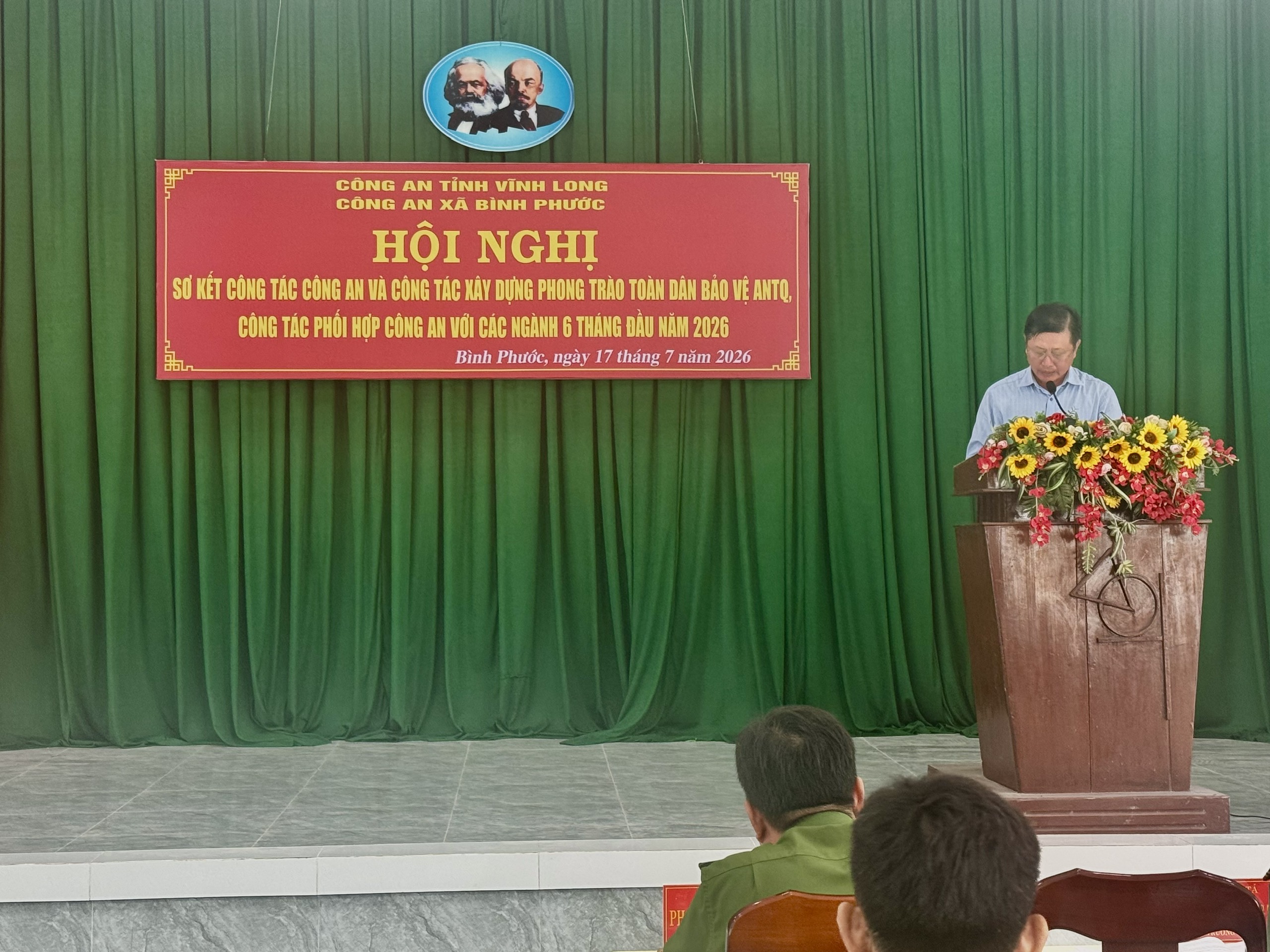 Đồng chí Chủ tịch UBND xã phát biểu chỉ đạo tại hội nghị