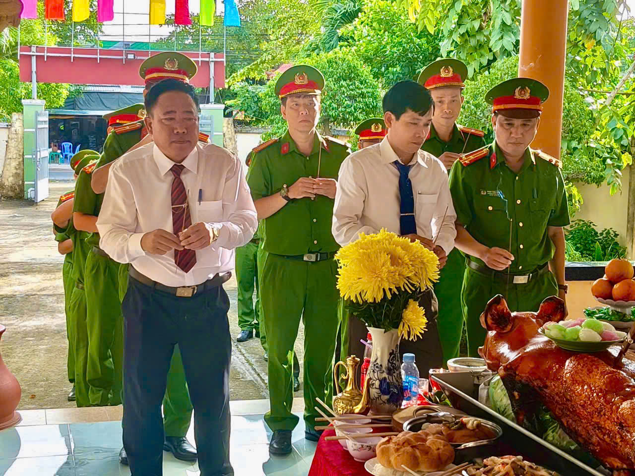 Đồng chí Nguyễn Hoàng Mơ Phó Bí thư thường trực cùng các đồng chí và lực lượng Công an xã dân hương tưởng niệm
