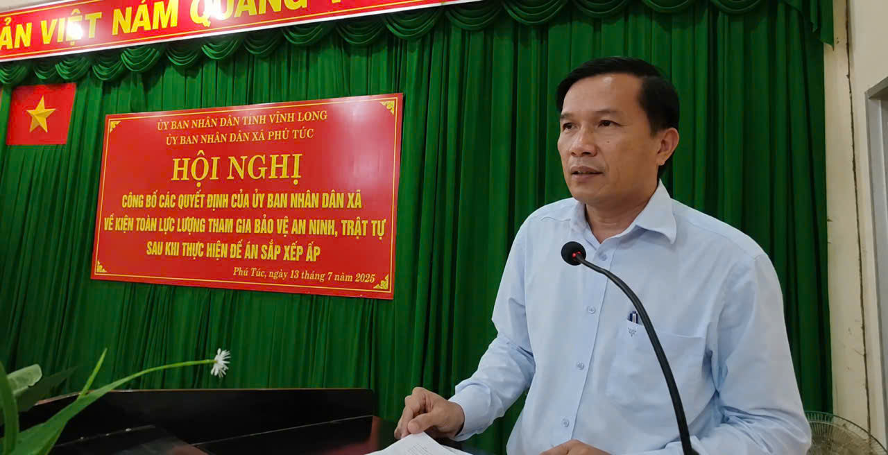 Đồng chí Thái Hoàng Thi, Chủ tịch Ủy ban nhân dân xã phát b iểu chỉ đạo hội nghị
