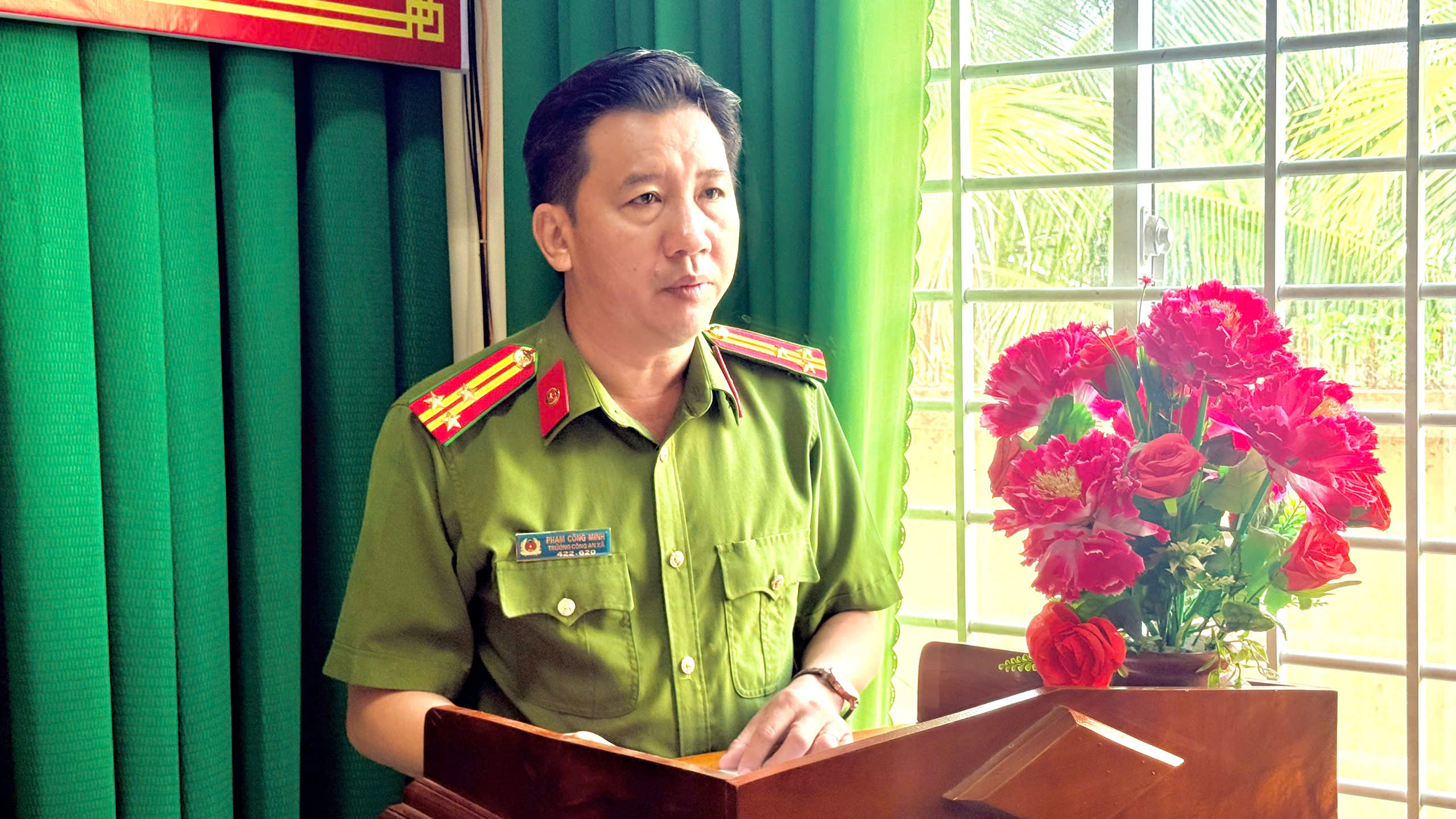 Đồng chí Thượng tá Phạm Công Minh Trưởng Công an xã phát biểu tại Hội nghị