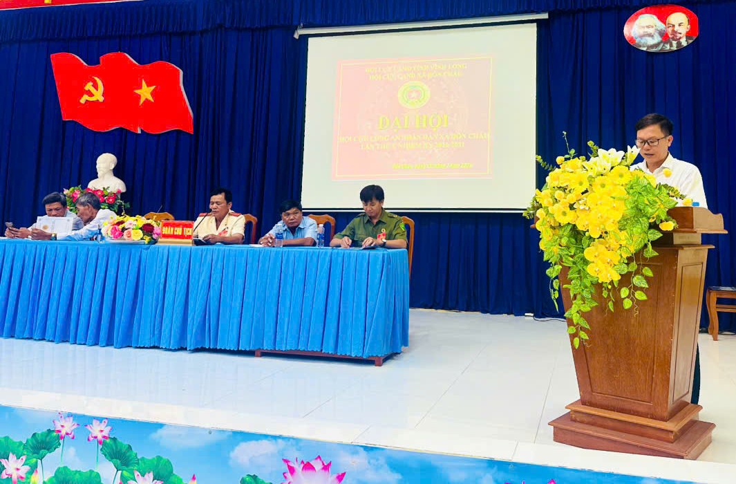 Đồng chí Trầm Trường Sơn Phó Chủ tịch UBND xã phát biểu chỉ đạo