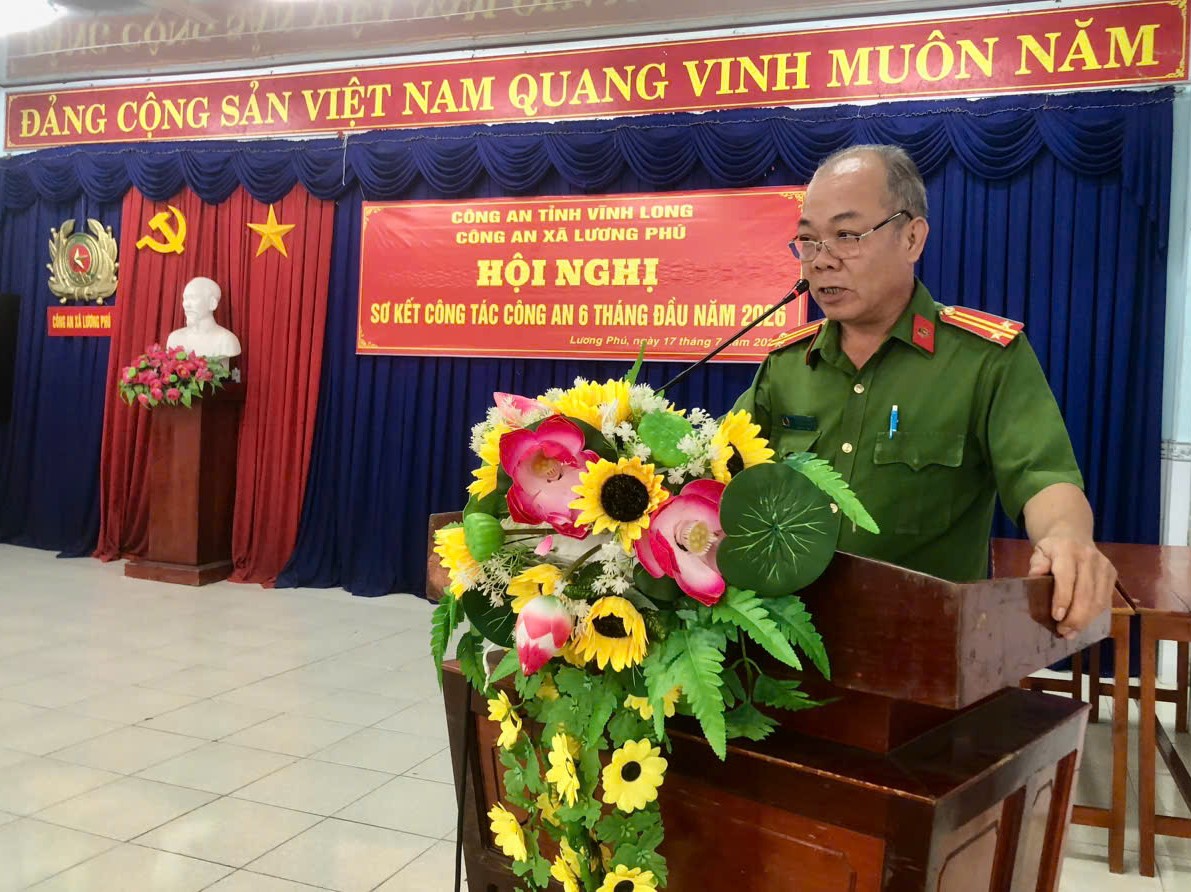 Đồng chí Trung tá Đinh Trung Chánh Phó Bí thư Chi bộ, Phó Trưởng Công an xã phát biểu tại Hội nghị