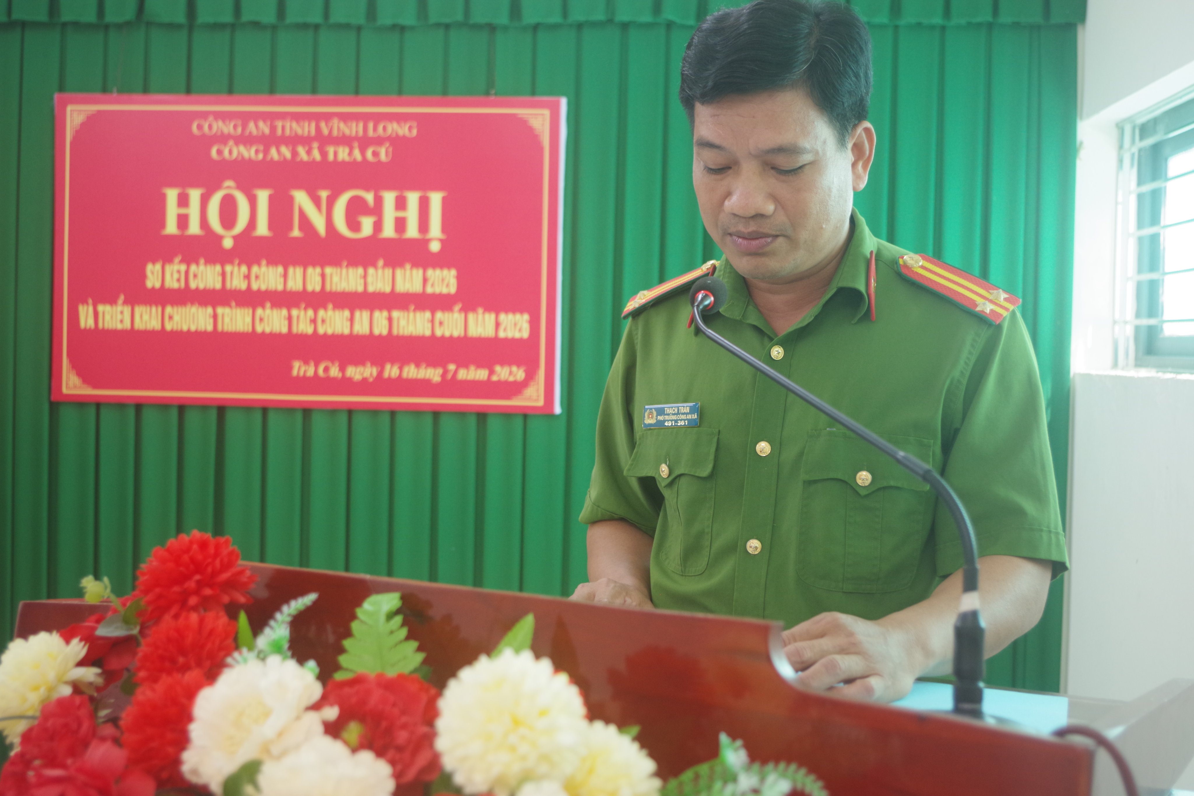 Đồng chí Trung tá Thạch Tràn – Phó Trưởng Công an xã thông qua báo cáo tóm tắt