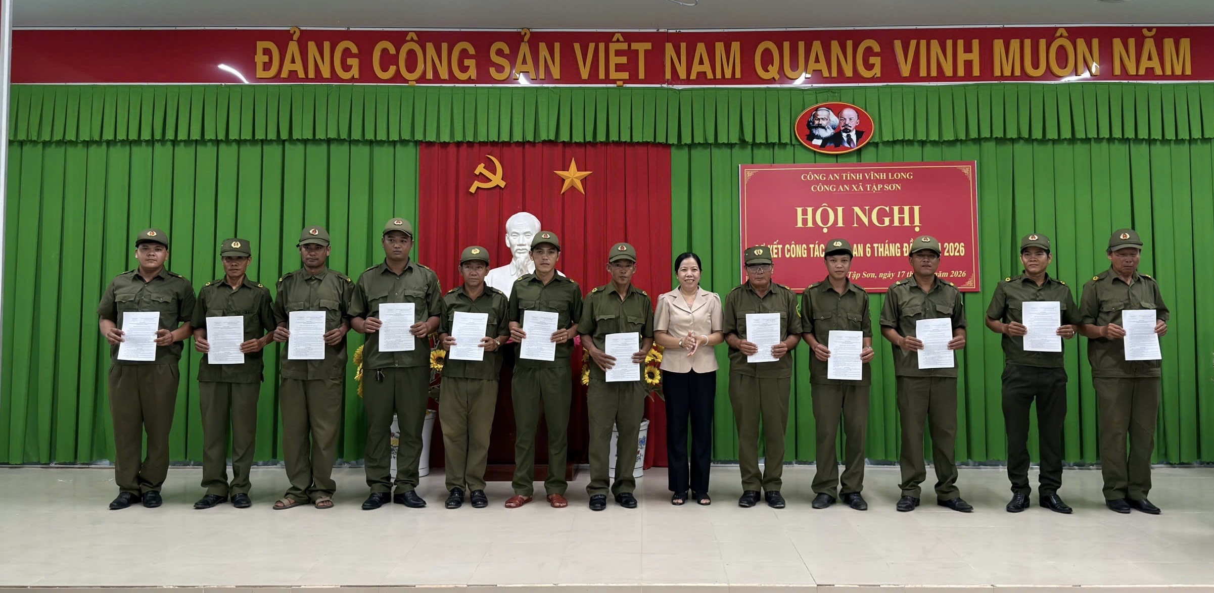 Hình 3 trao quyết định