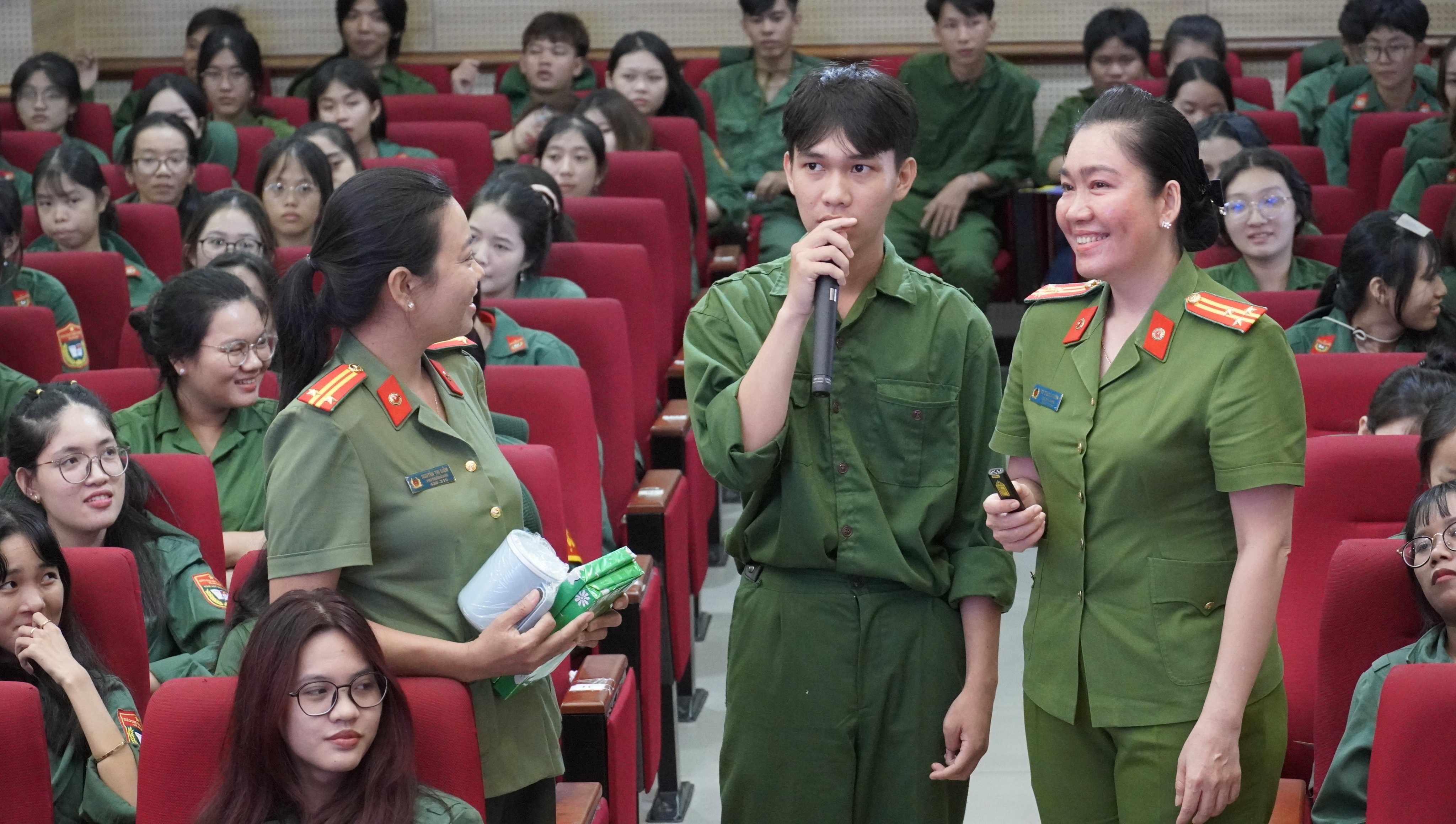 Hình ảnh sinh viên dự và tương tác trả lời các câu hỏi của báo cáo vi