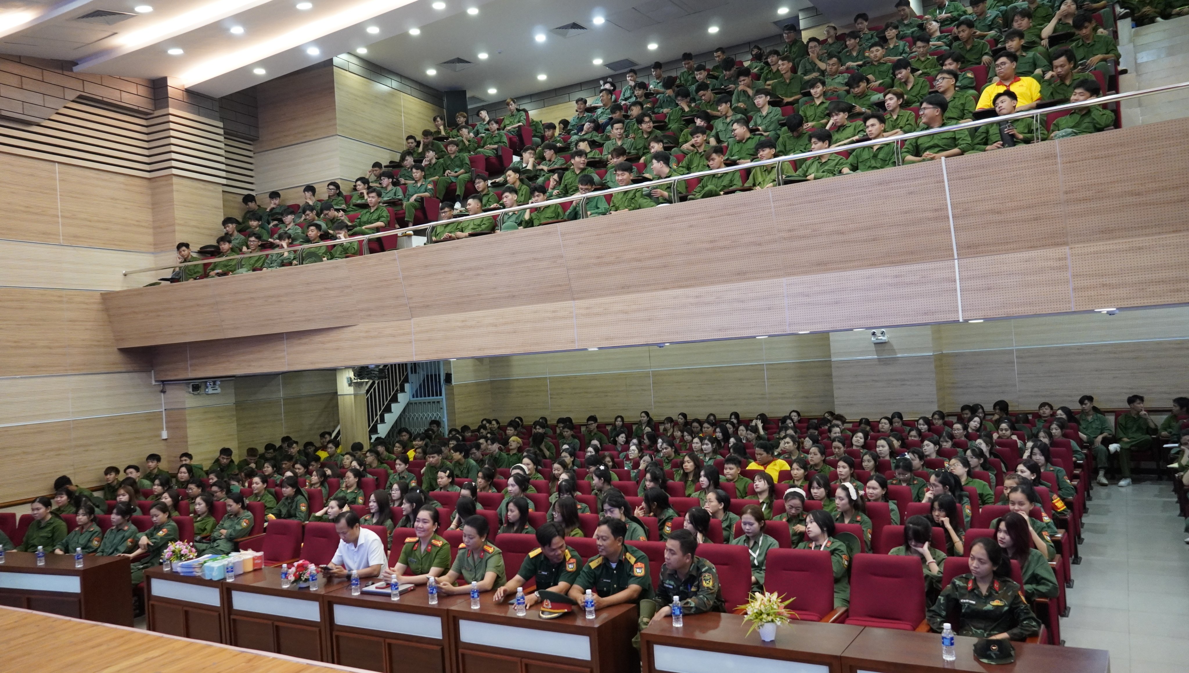Hình ảnh sinh viên dự và tương tác trả lời các câu hỏi của báo cáo viên