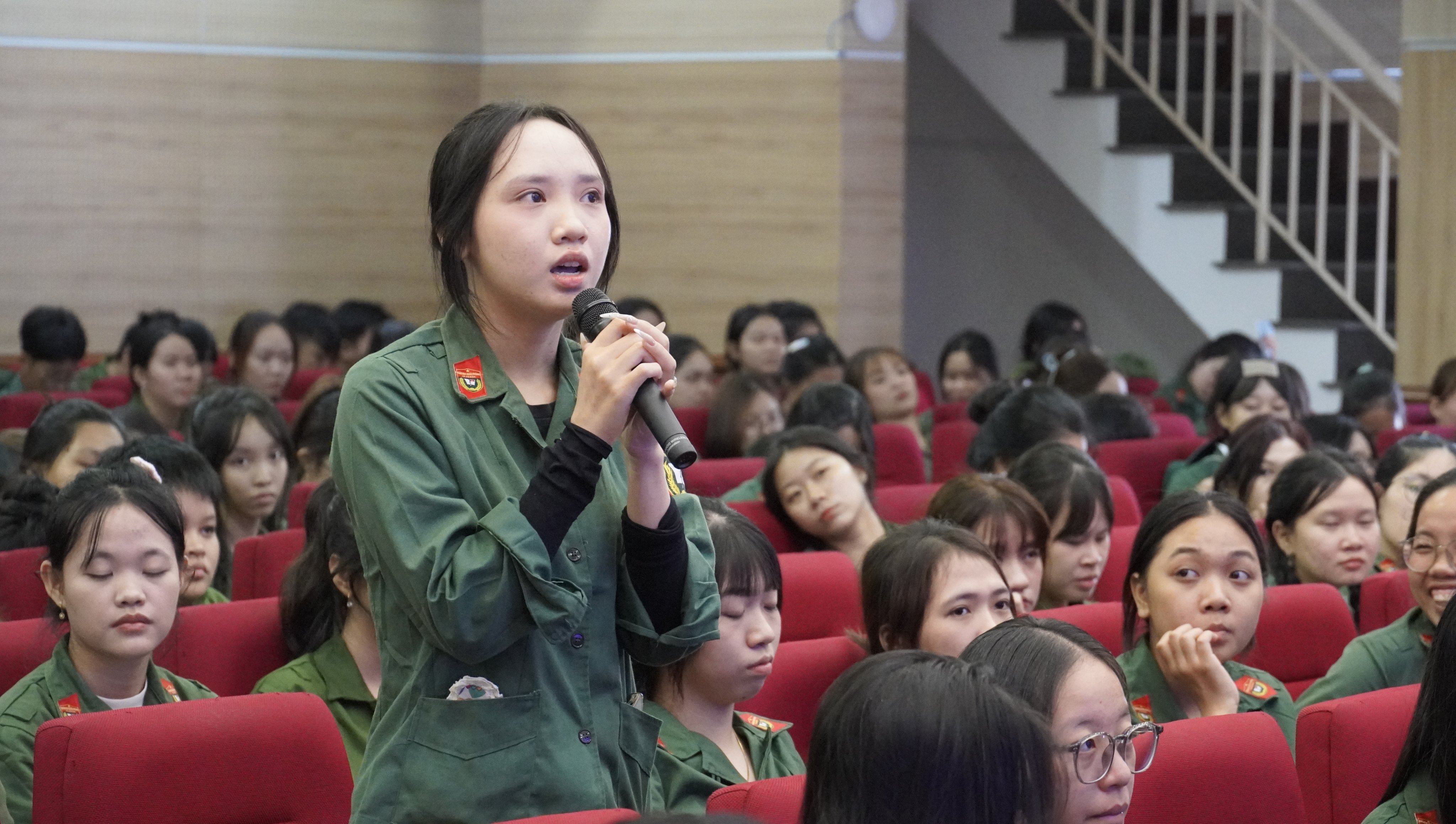 Hình ảnh sinh viên dự và tương tác trả lời các câu hỏi của báo cáo