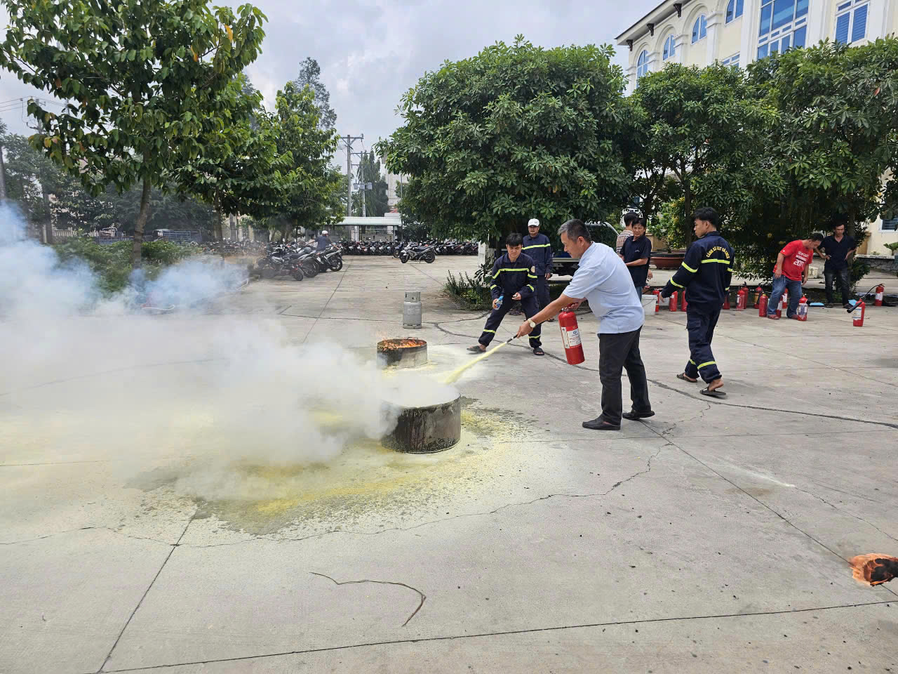 Học viên thực hành sử dụng bình chữa cháy xách tay