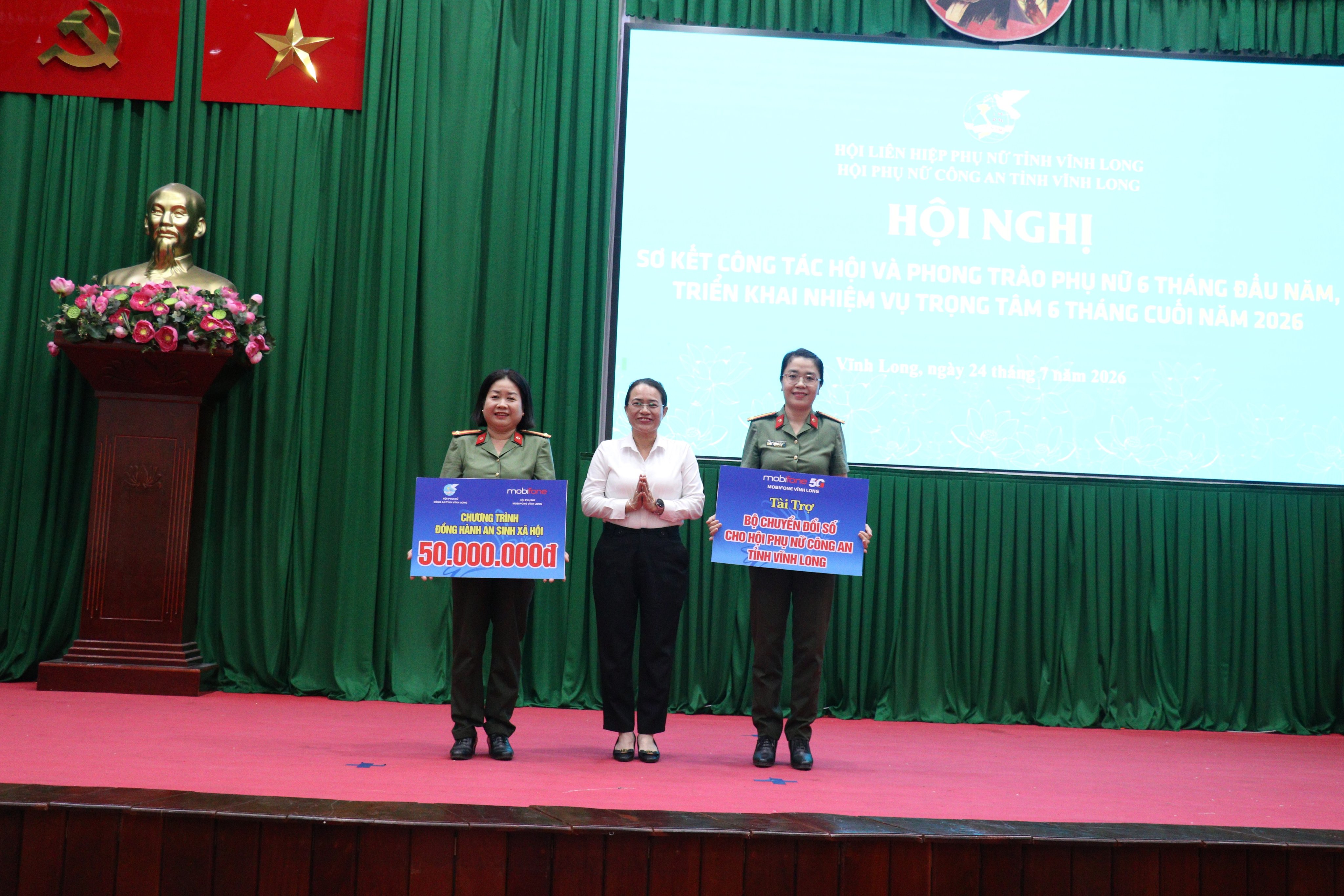 Hội phụ nữ Công ty Mobifone Vĩnh Long tài trợ cho Hội phụ nữ Công an Vĩnh Long “Chương trình đồng hành an sinh xã hội” số tiền 50 tr