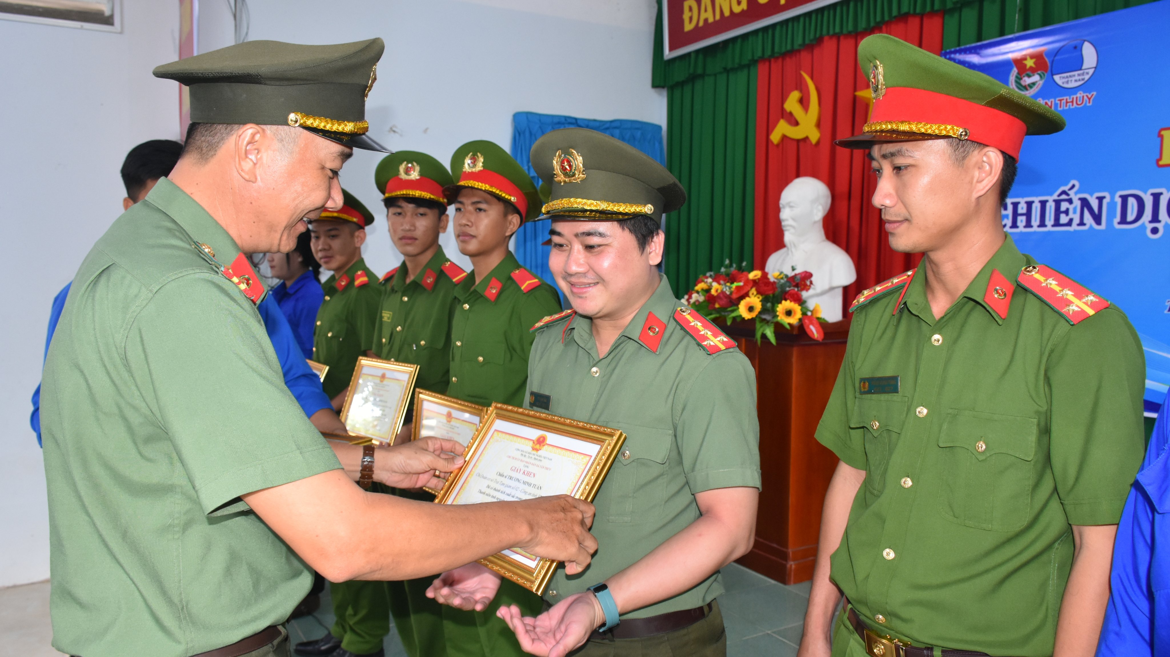 Khen thưởng 5