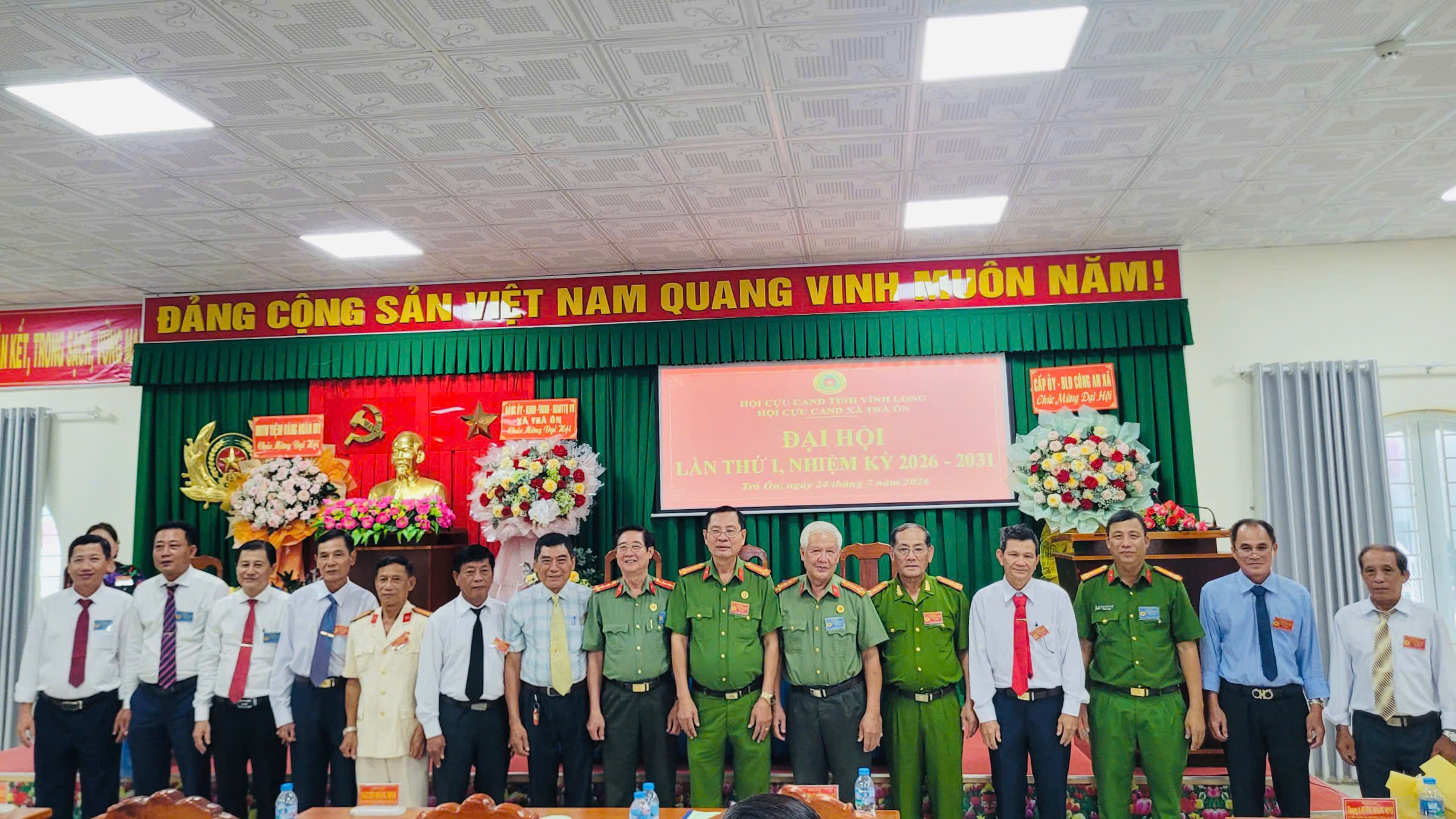 Lạnh đạo chụp ảnh lưu niệm cùng các đồng chí trong BCH