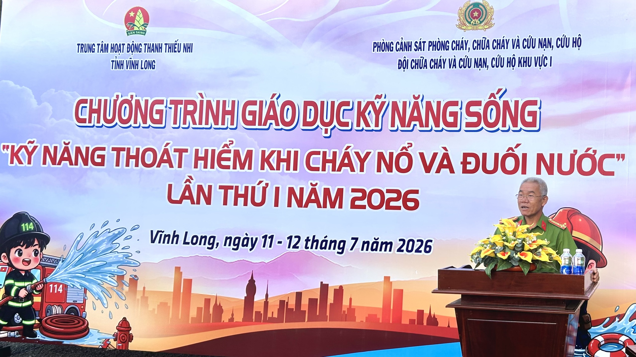 Lãnh đạo Phòng Cảnh sát phòngcháy chữa cháy và cứu nạn, cứu hộ Công an tỉnh phát biểu tại chương trình