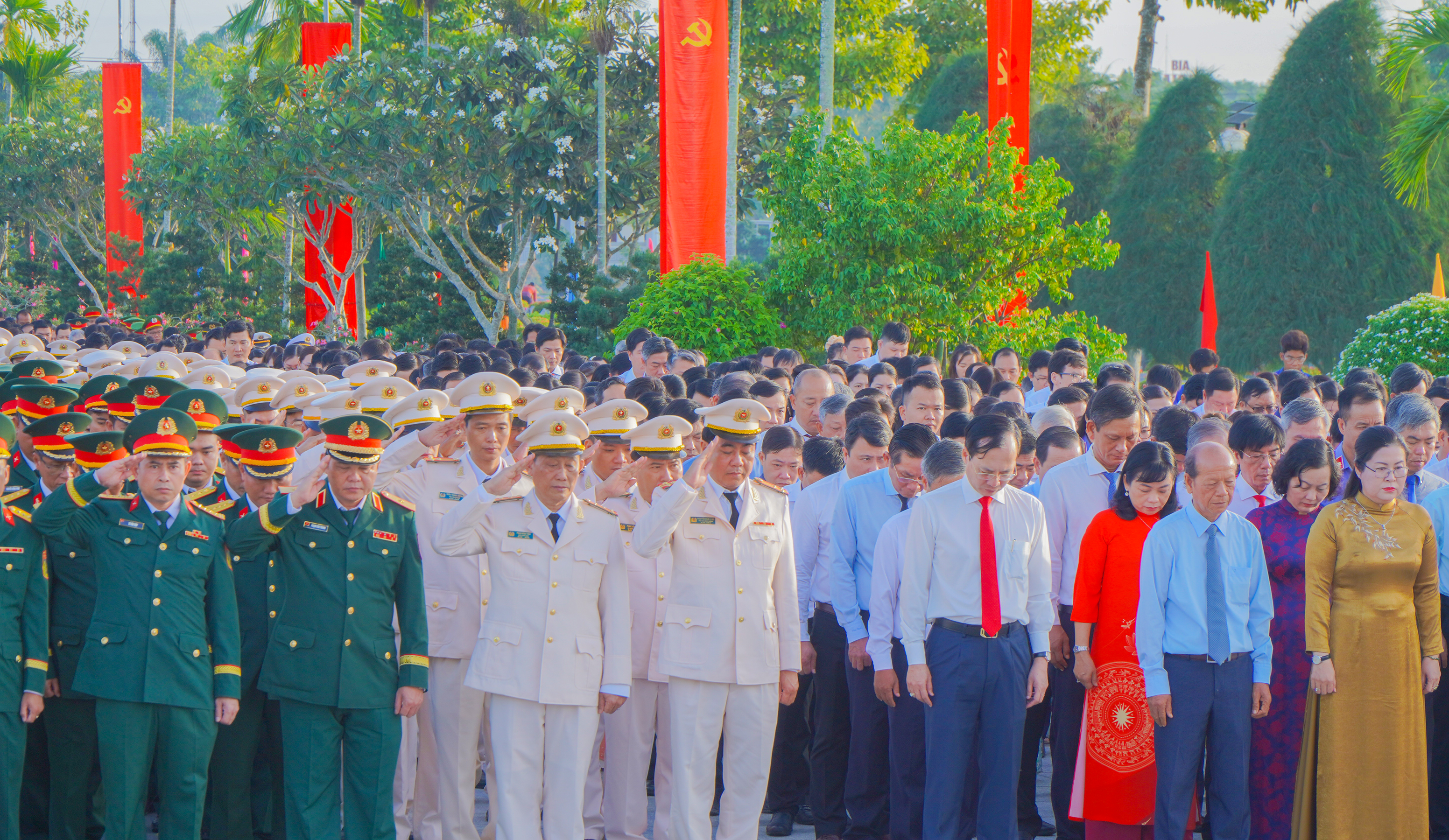 Lãnh đạo tỉnh và đại biểu viếng các Anh hùng liệt sĩ đang yên nghỉ tại Nghĩa trang liệt sĩ tỉnh (1)