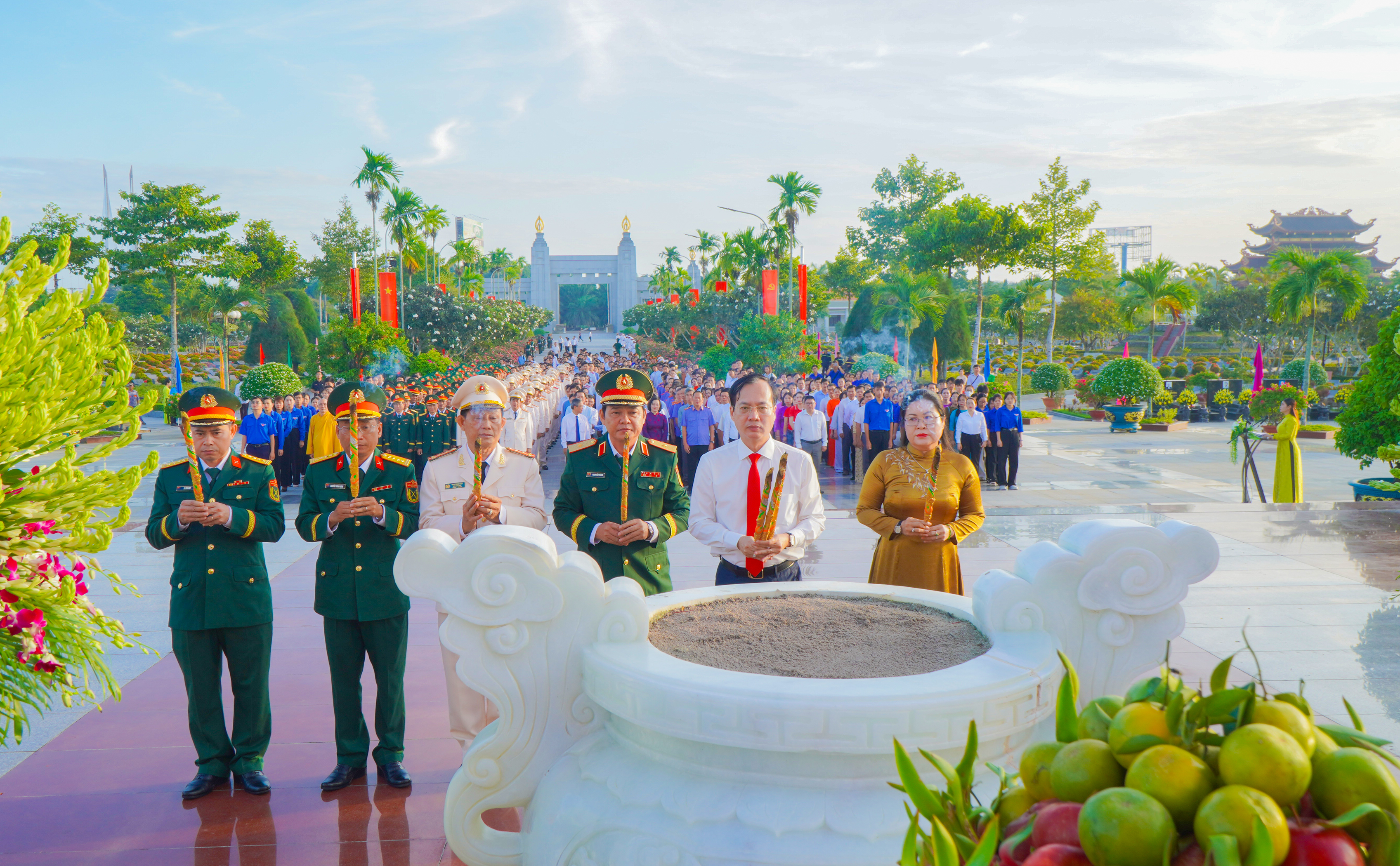 Lãnh đạo tỉnh và đại biểu viếng các Anh hùng liệt sĩ đang yên nghỉ tại Nghĩa trang liệt sĩ tỉnh (3)