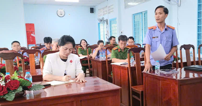 Lãnh đạo UBND và Công an phường tiếp đoàn kiểm tra 3419 n