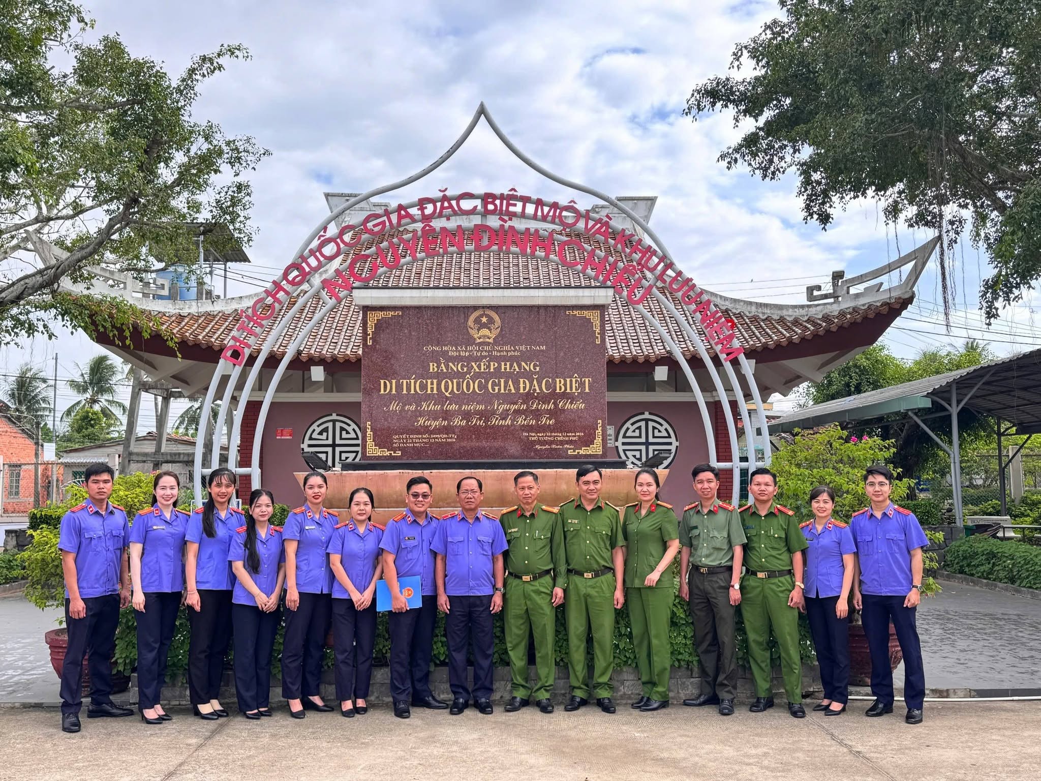 LĐ hai đơn vị và 2 chi đoàn chụp ảnh lưu niệm tại bảng xếp hạng khu di tích