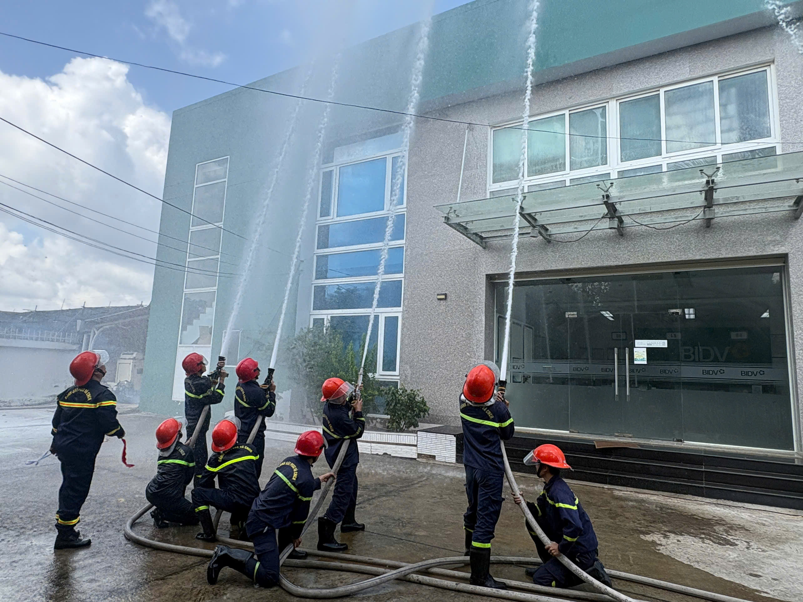 Lực lượng Cảnh sát PCCC và CNCH tổ chức chữa cháy, CNCH theo tình huống giả định