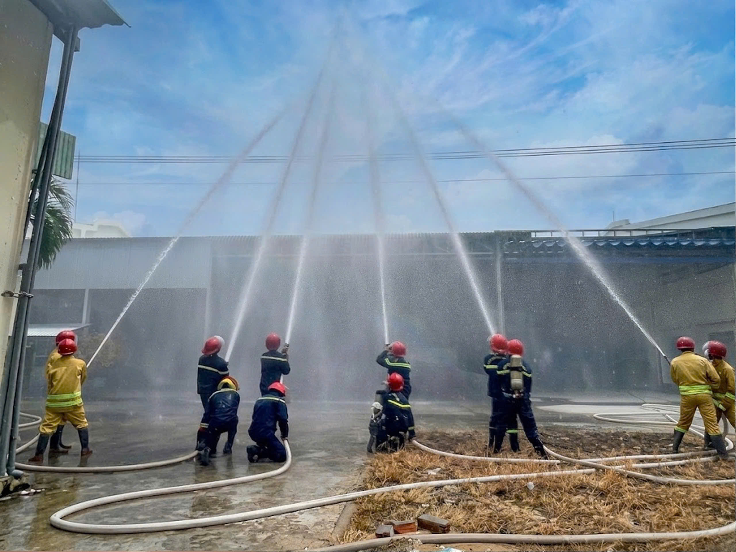 Lực lượng Cảnh sát PCCC và CNCH triển khai đội hình dập tắt đám cháy