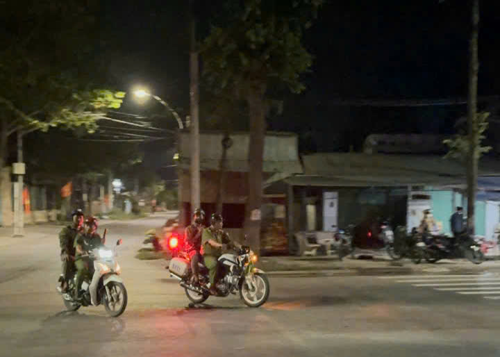 Lực lượng Công an phường tuần tra đảm bảo an ninh trật tự trên địa bàn73419 n
