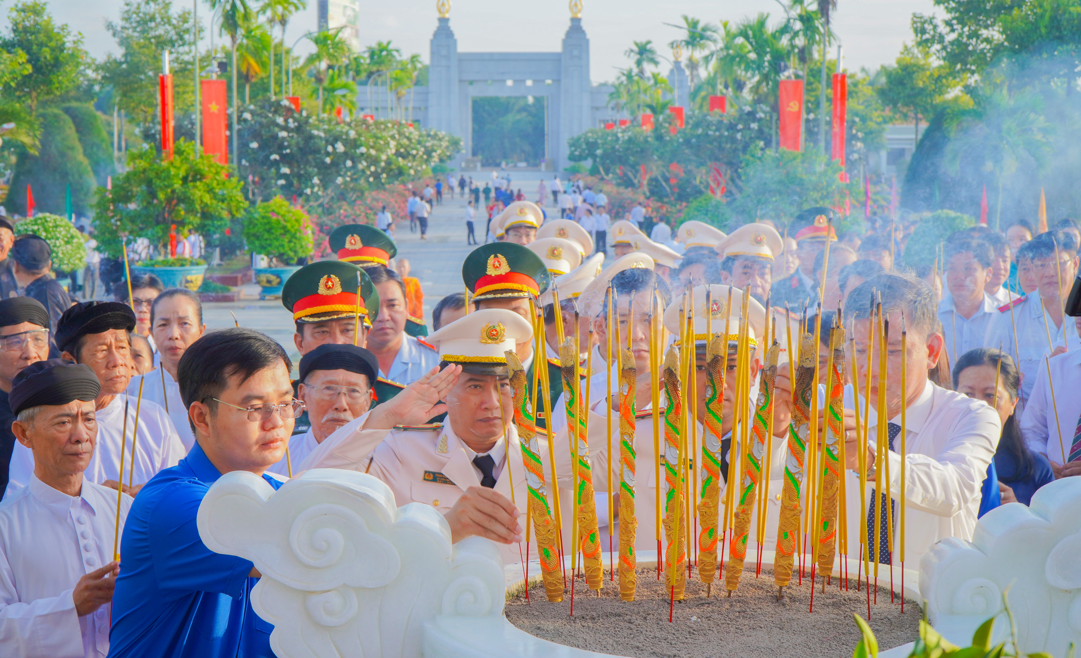 Lực lượng Công an tri ân các anh hùng liệt sĩ (1)