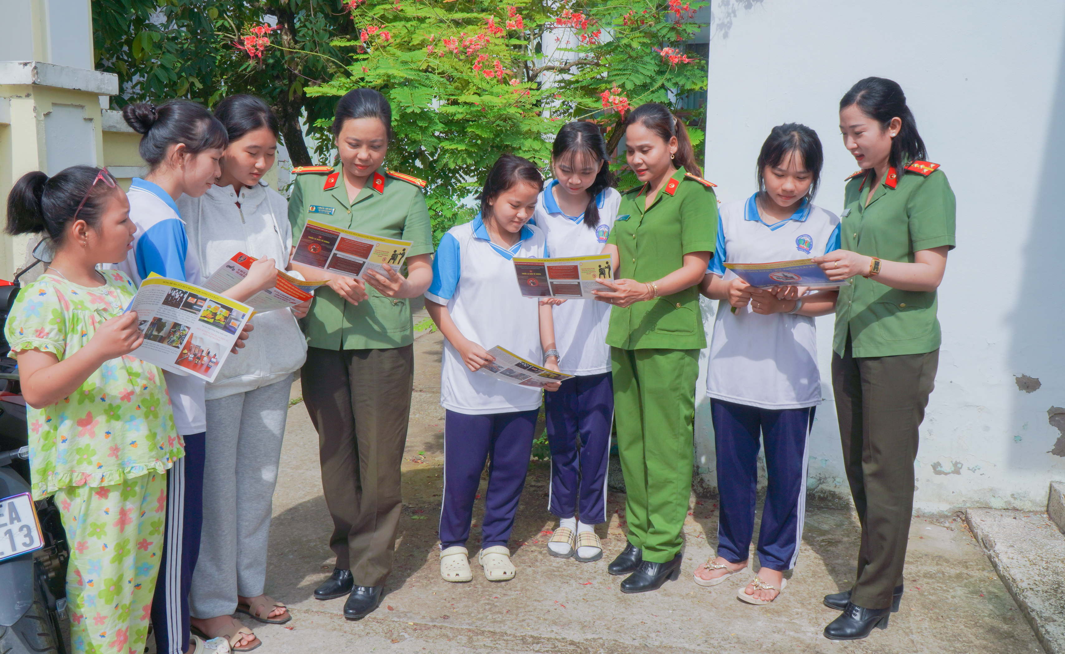 Lực lượng Công an tuyên truyền đến các em học sinh