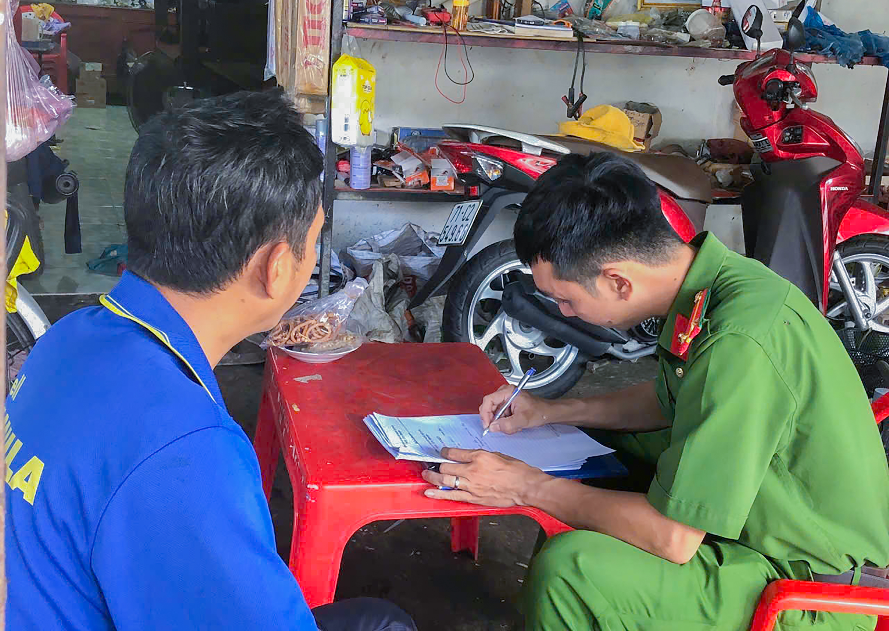 Lực lượng Công an xã kiểm tra ra soát, tuyên truyền tại các cơ sở (1)