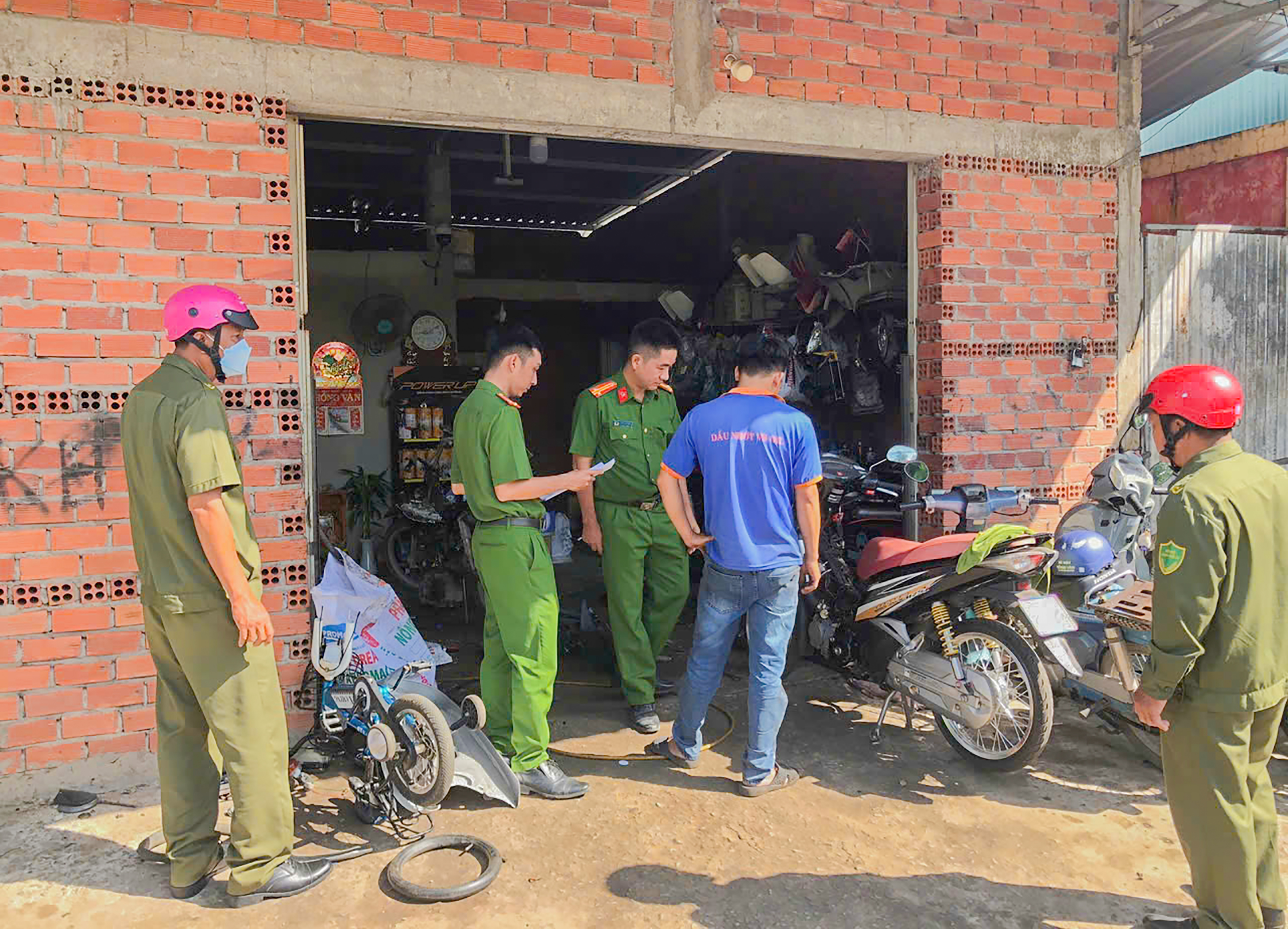 Lực lượng Công an xã kiểm tra ra soát, tuyên truyền tại các cơ sở (2)