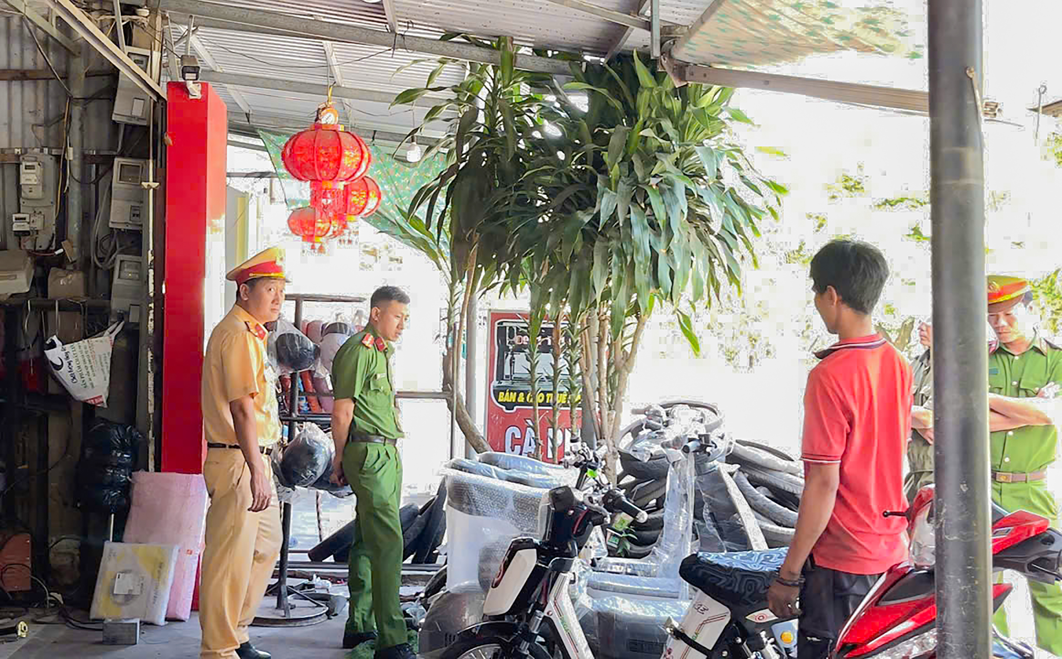 Lực lượng Công an xã kiểm tra ra soát, tuyên truyền tại các cơ sở (3)