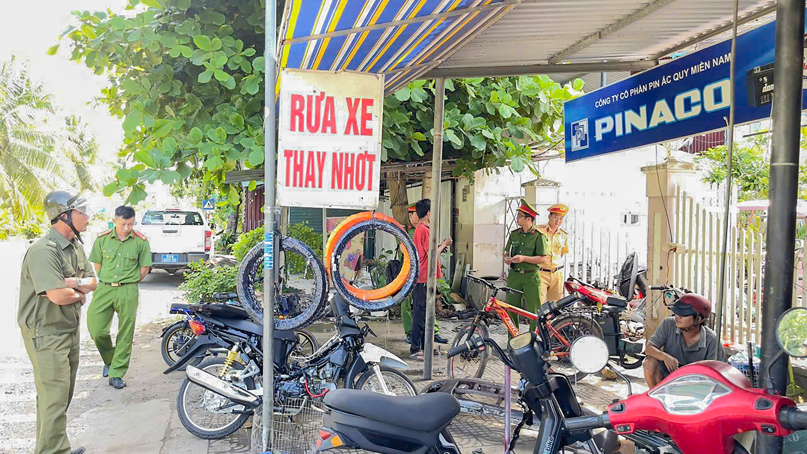 Lực lượng Công an xã kiểm tra ra soát, tuyên truyền tại các cơ sở (4)