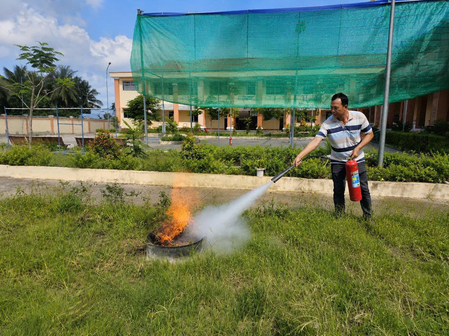 Lực lượng PCCC cơ sở thực hành sử dụng bình chữa cháy xách tay