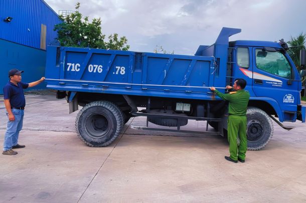 Lực lượng thu thập đo kích thước xe ô tô tải nằm trong danh sách rà soát