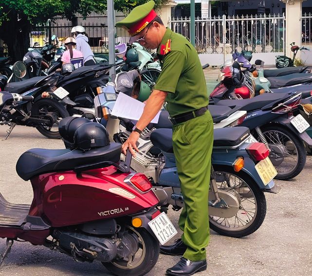 Lực lượng thu thập kiểm tra, đối chiếu thông tin các xe mô tô