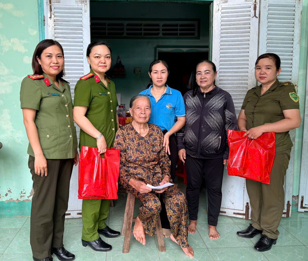 Mẹ Phạm Thị Ren