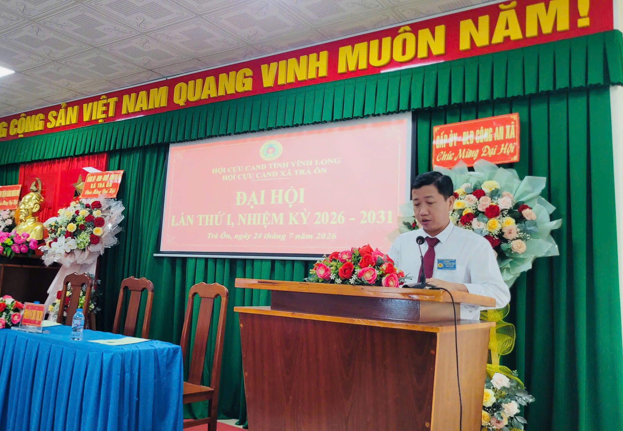 Ông Lý Minh Chiến, Trưởng Phòng VHXH hôi xã, thông qua Quyết định