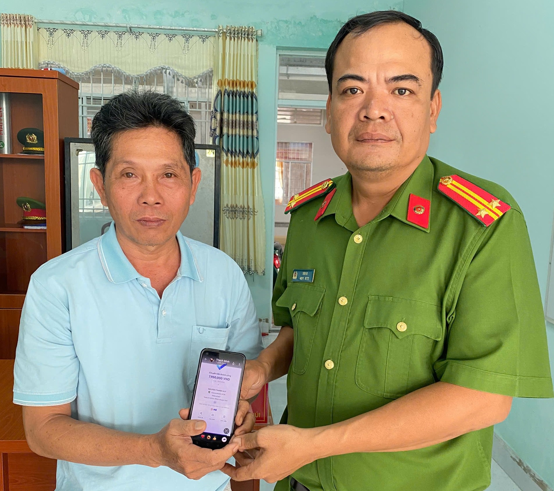 Ông Thạch Ngọc Minh và Công an xã thực hiện thủ tục hoàn trả thành công số tiền 8 000 000 đồng cho chị Lê Thị Nữ Trang 2