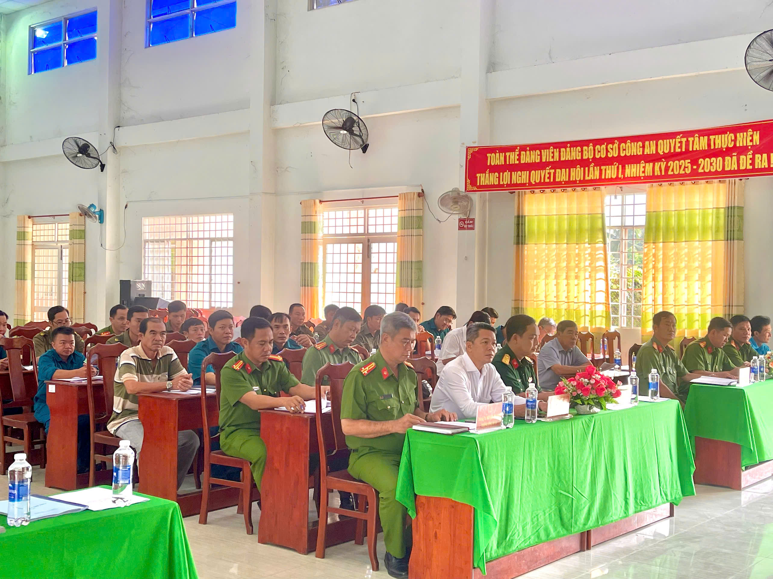 quan cảnh hội nghị