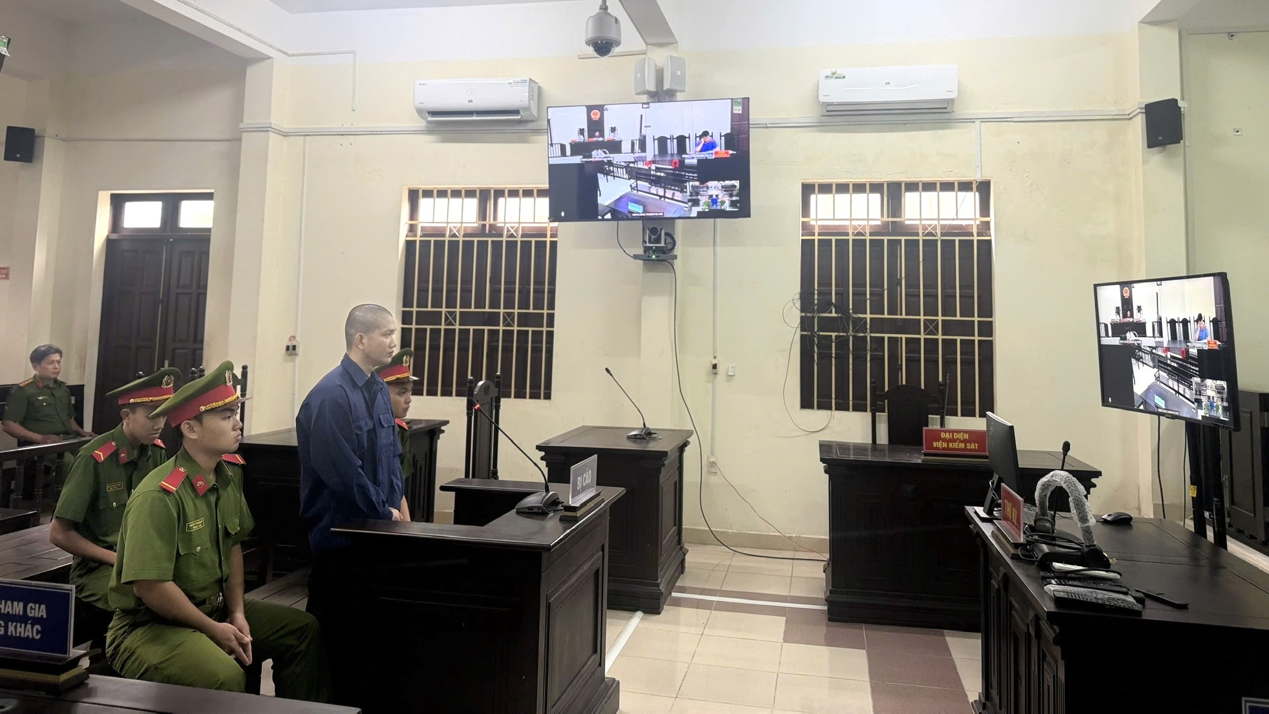 Quang cảnh phiên tòa xét xử trực tuyến, rút kinh nghiệm