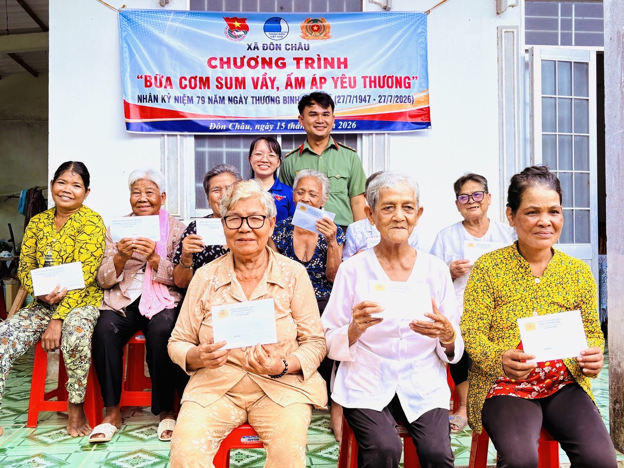 Tặng quà cho gia đình chính sách, gia đình có hoàn cảnh khó khăn