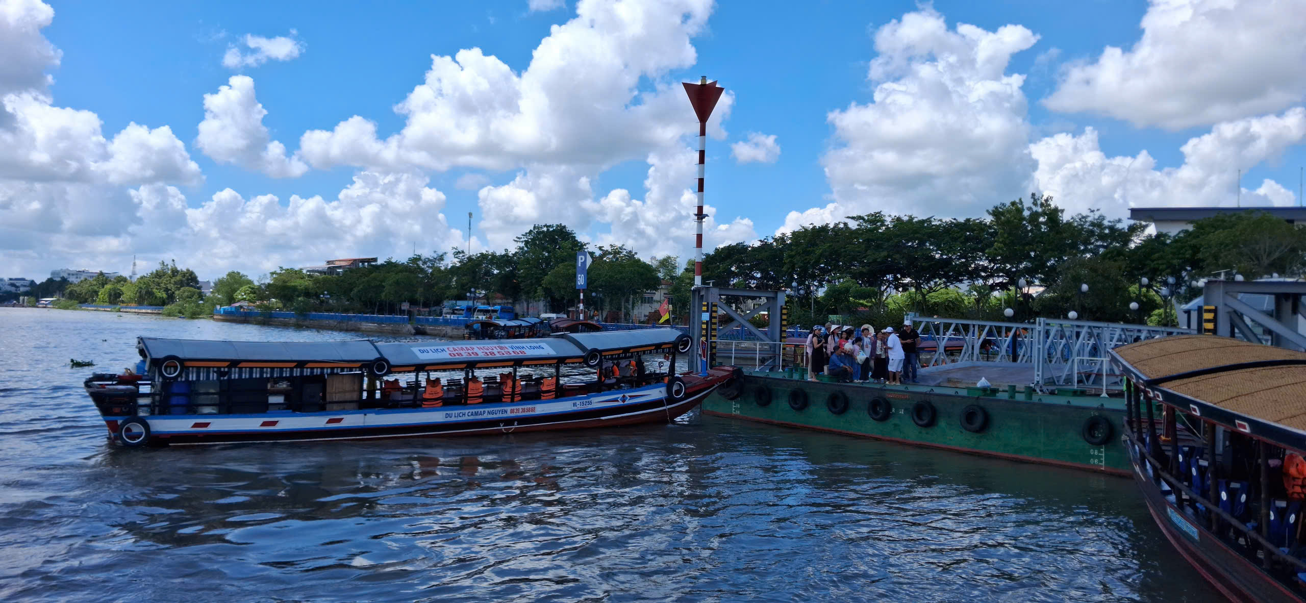 Tàu khách cần tuân thủ các quy định an toàn thủy nội địa, nhất là việc tổ chức tiệc trên phương tiện khi đang lưu thông trên sông