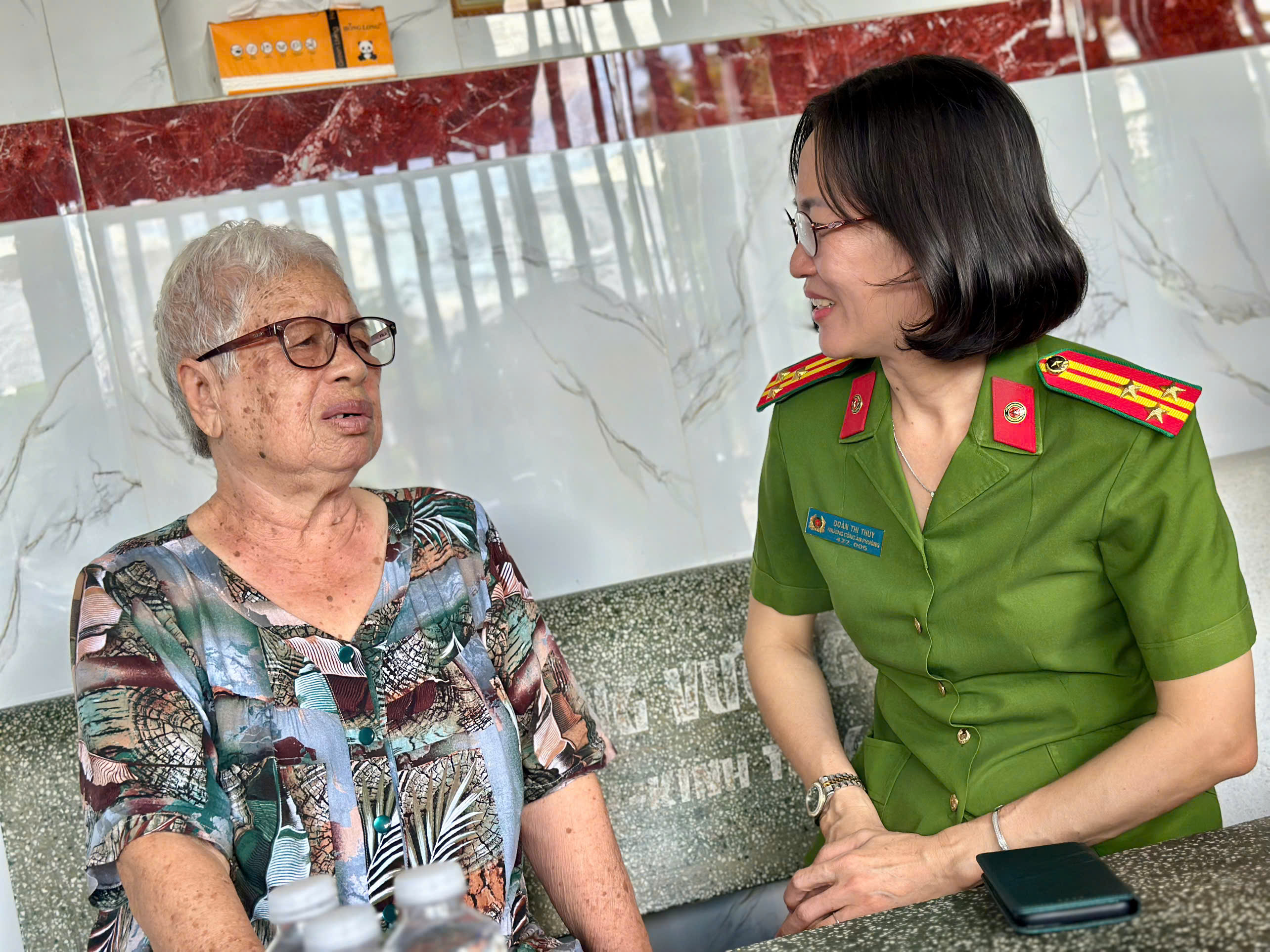 thăm các gia đình thuộc diện thân nhân liệt sĩ, thương binh, bệnh binh (2)