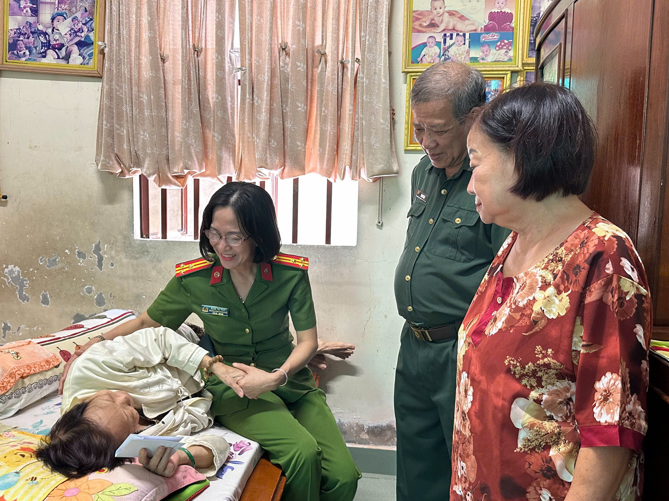 thăm các gia đình thuộc diện thân nhân liệt sĩ, thương binh, bệnh binh (3)