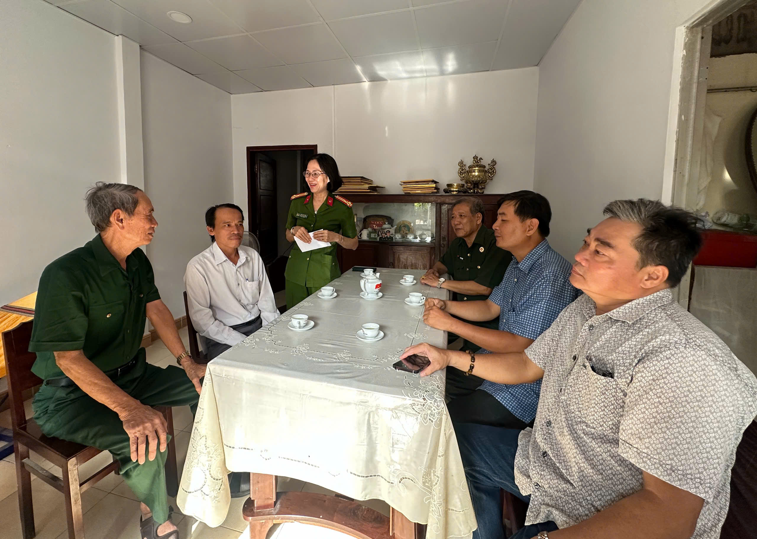 thăm các gia đình thuộc diện thân nhân liệt sĩ, thương binh, bệnh binh