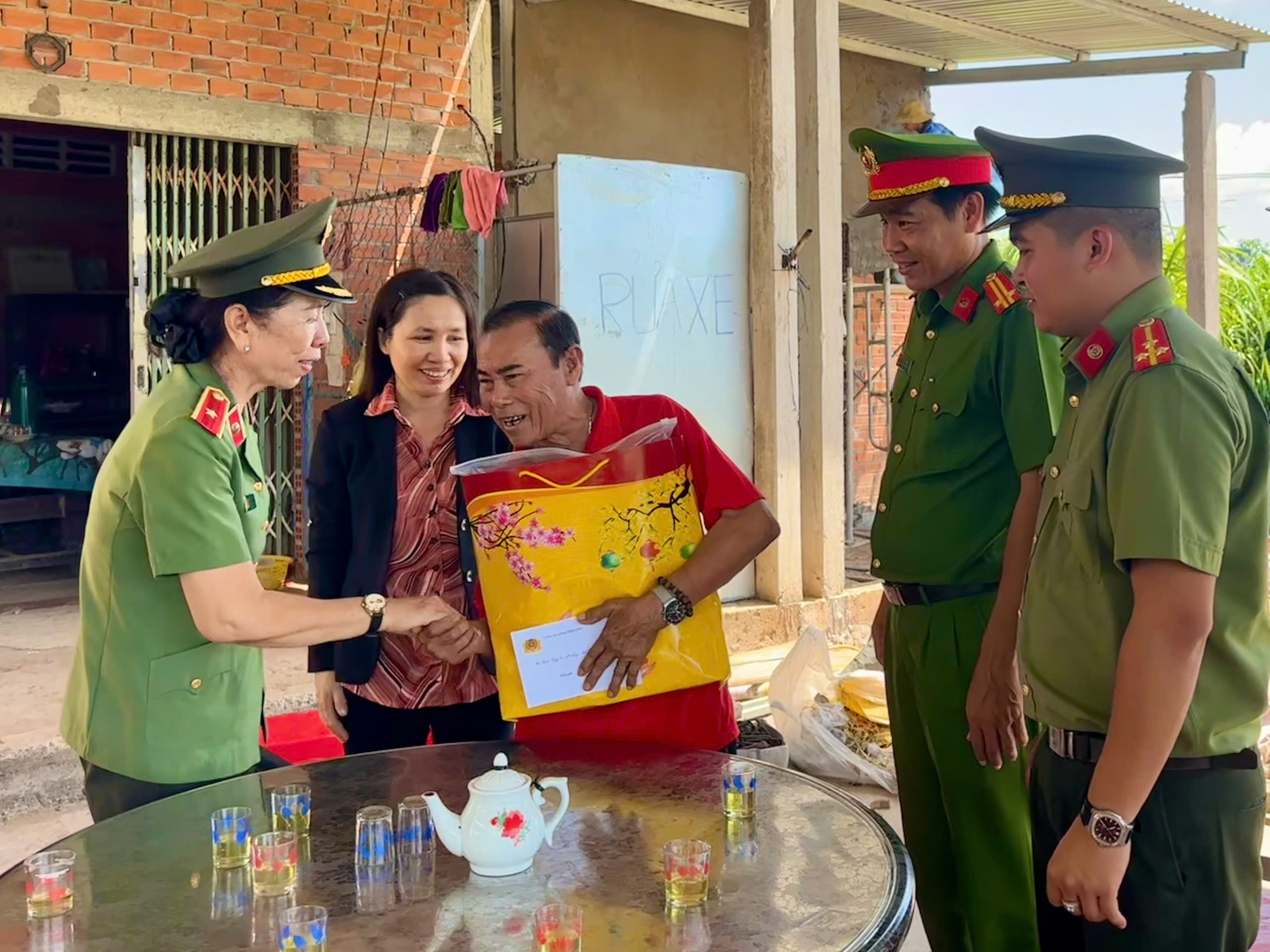 thăm hỏi gia đình chính sách, người có công với cách mạng (2)