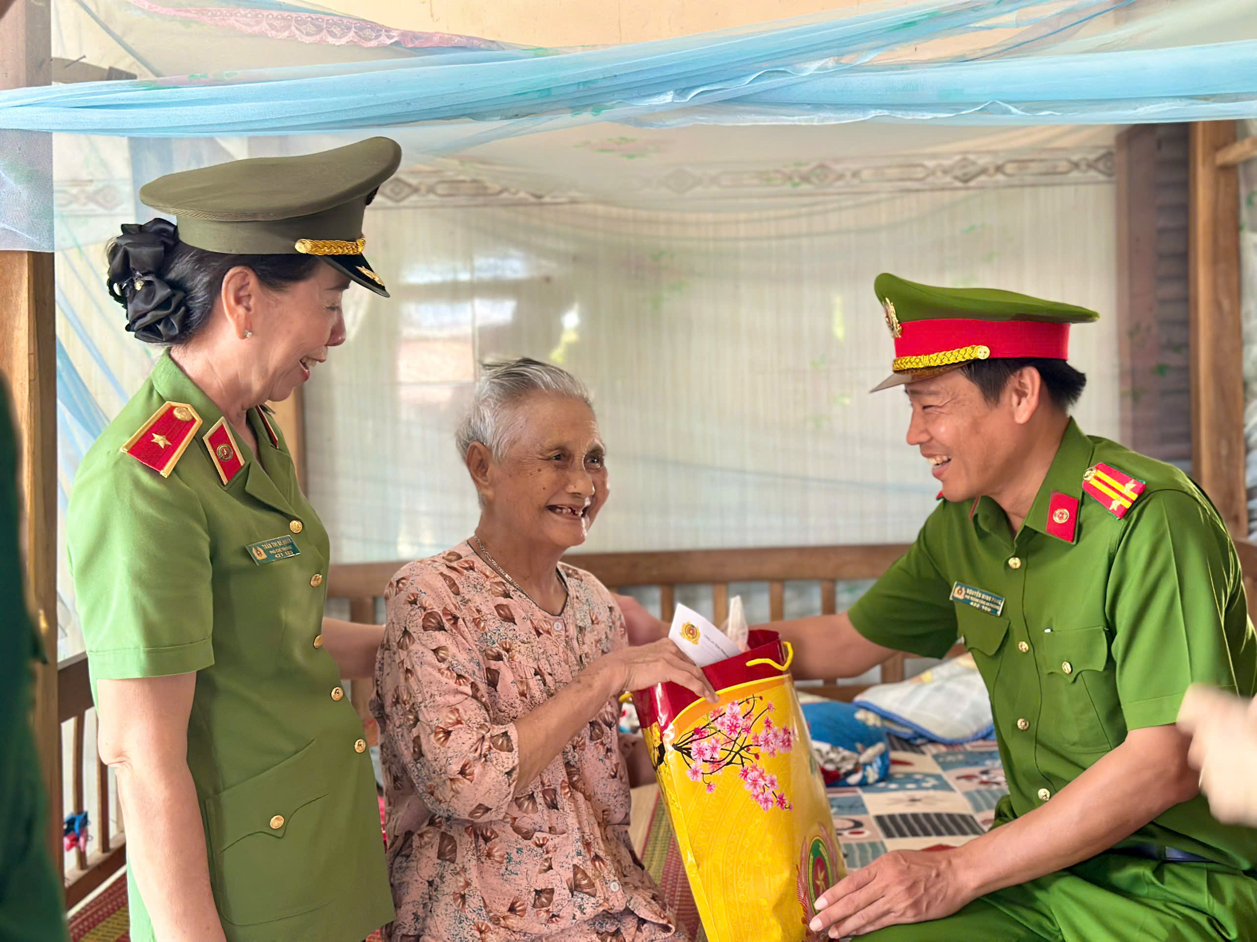 thăm hỏi gia đình chính sách, người có công với cách mạng (3)