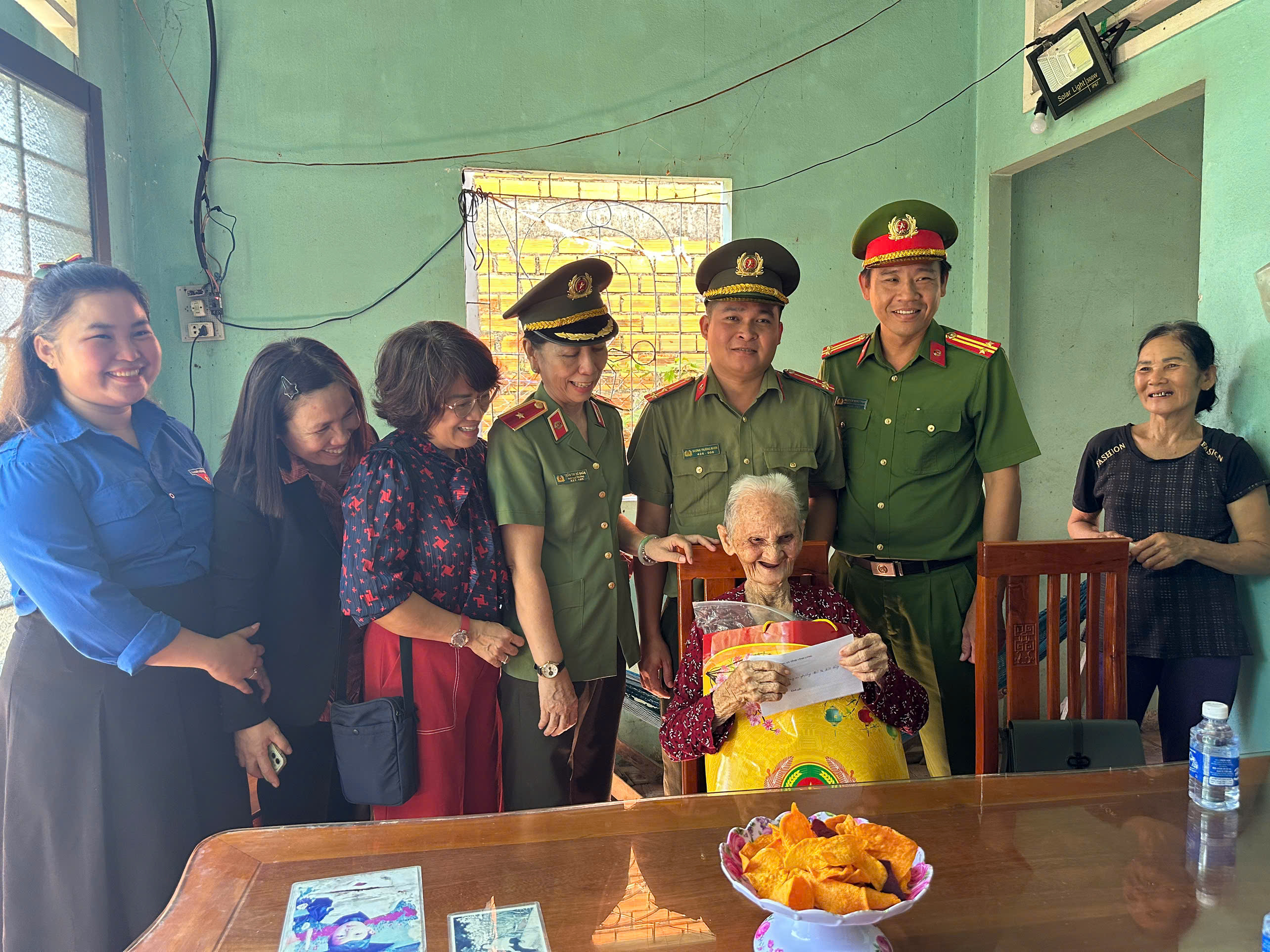 thăm hỏi gia đình chính sách, người có công với cách mạng (4)